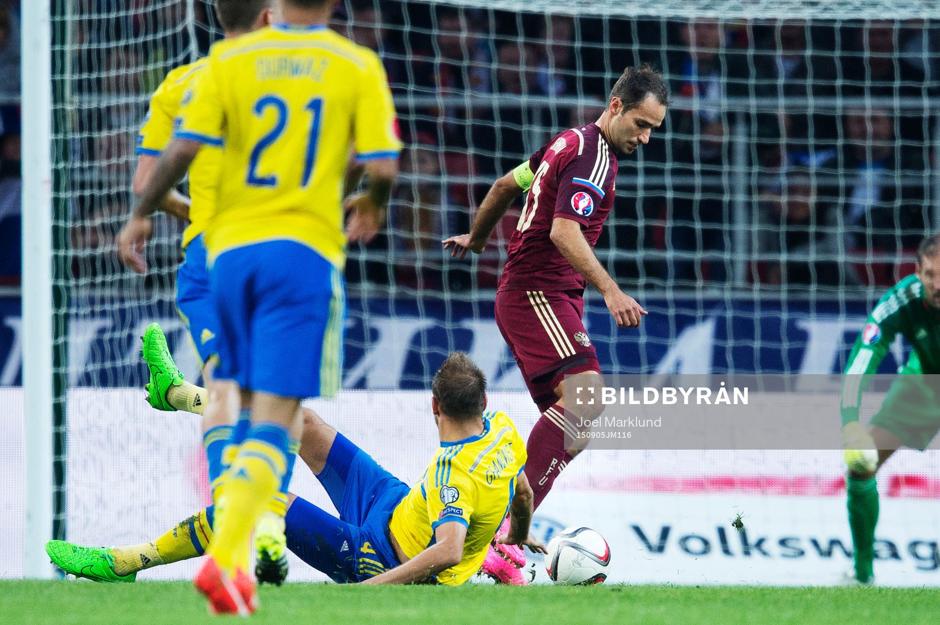 Sveriges Andreas Granqvist tappar balansen när Rysslands Roman Shirokov kommer förbi under fotbollsmatchen i EM-kvalet mellan Ryssland och Sverige den 5 september 2015 i Moskva.