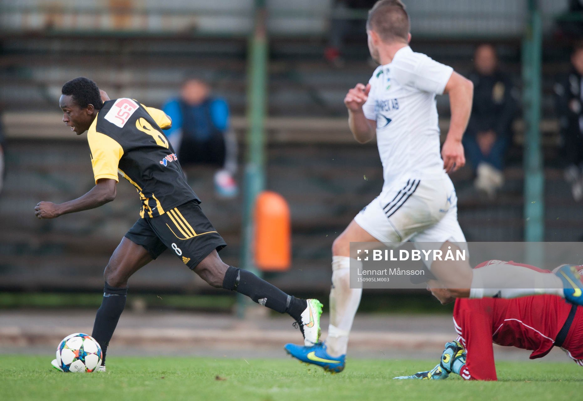 IFK Hässleholms Mamudu Moro rycker loss och rundar