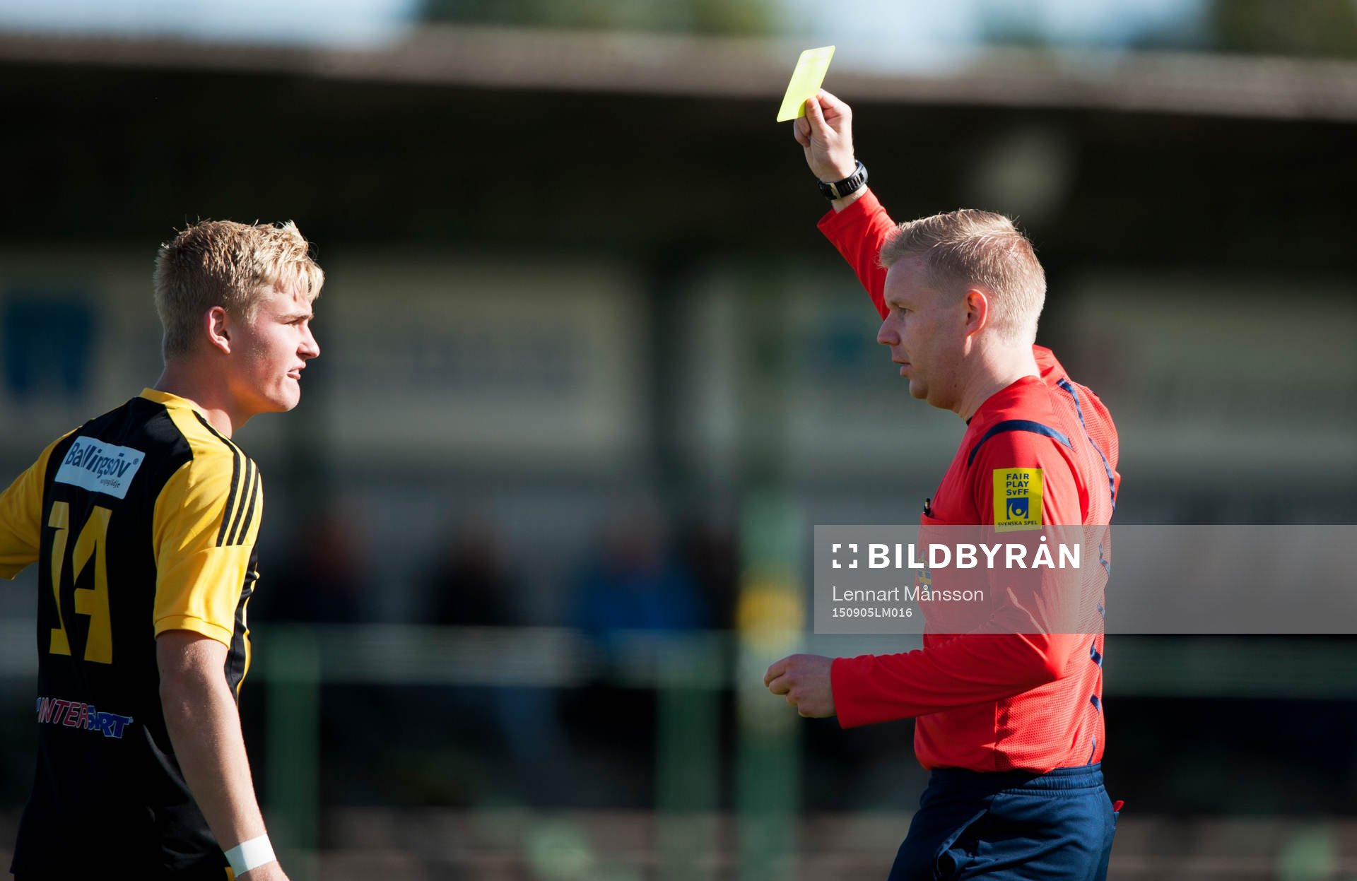 Domaren Daniel Böcker i matchen i division 2 mellan IFK
