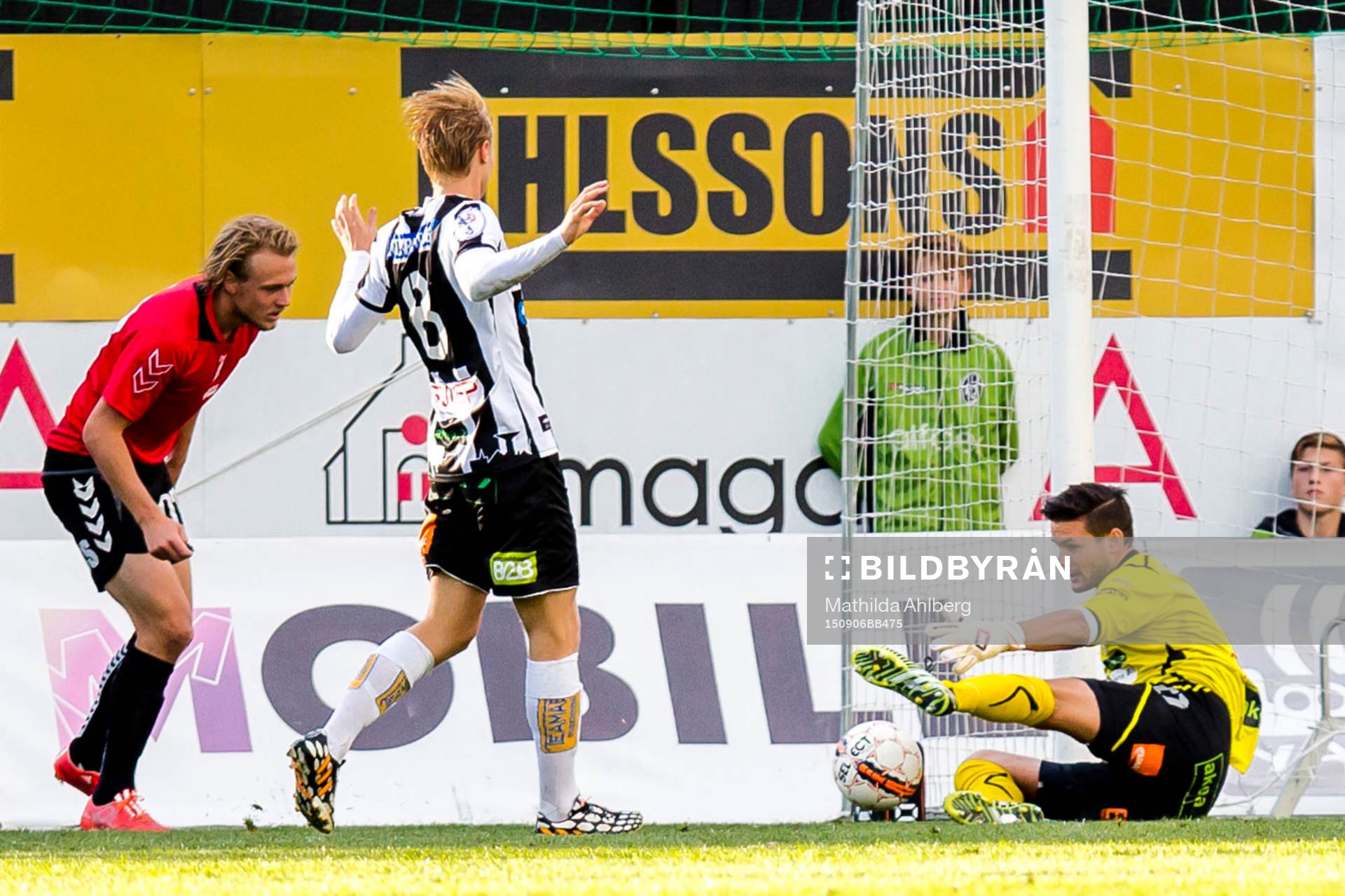 Landskronas målvakt Jonas Sandqvist stoppar bollen