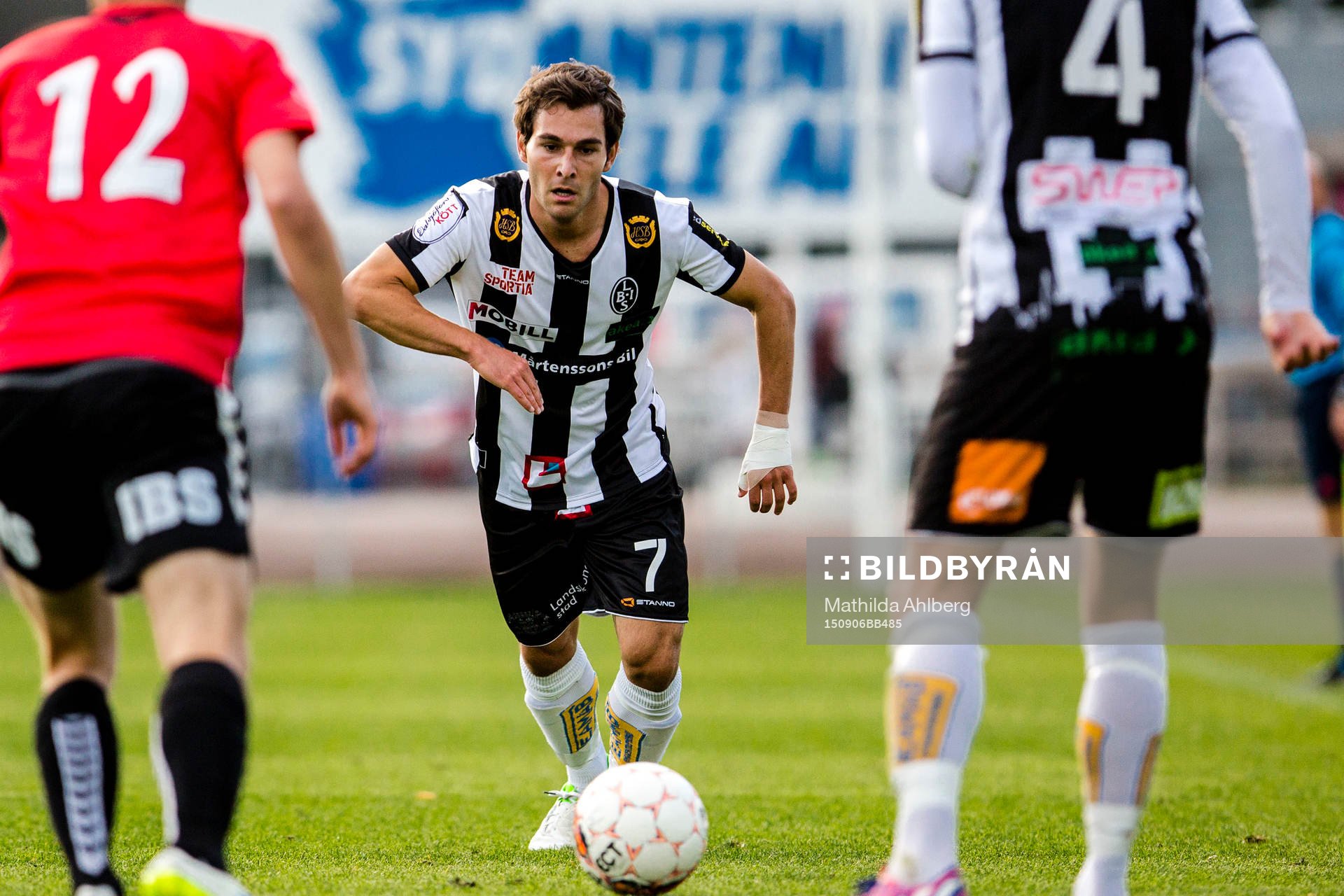 Landskronas Alexander Tkacz med bollen