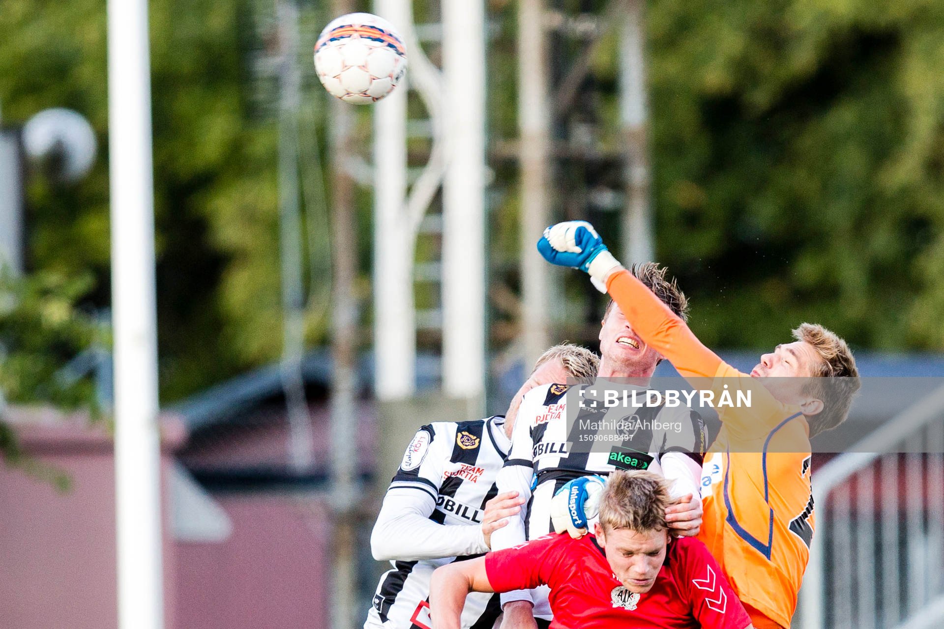 Oskarshamns målvakt Lucas Hägg Johansson boxar undan bollen under fotbollsmatchen i Division 1 södra mellan Landskrona BoIS och Oskarshamns AIK den 6 September 2015 i Landskrona.