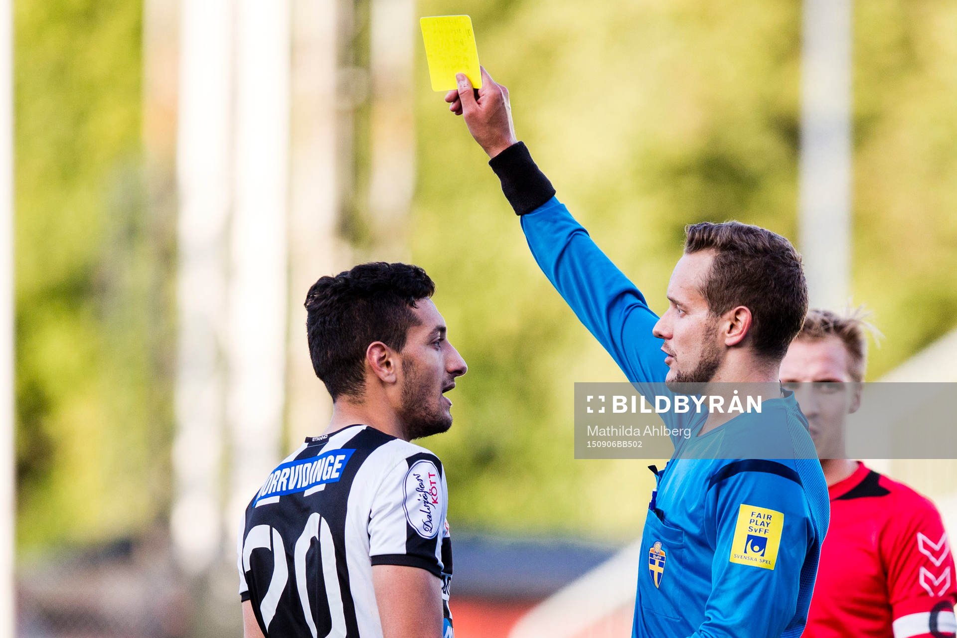 Domaren Victor Wolf delar ut gult kort till Landskronas