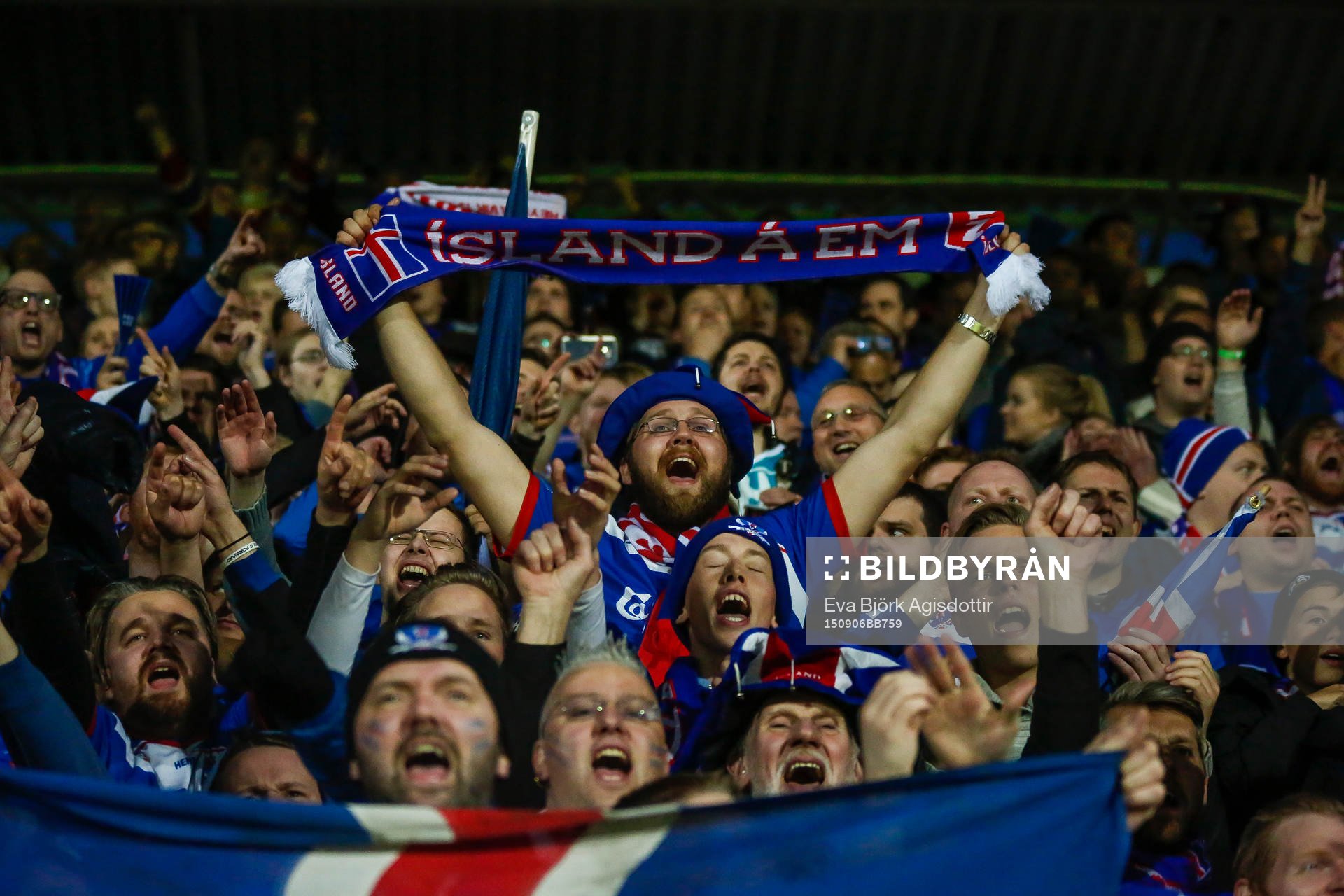 Islands supportrar firar