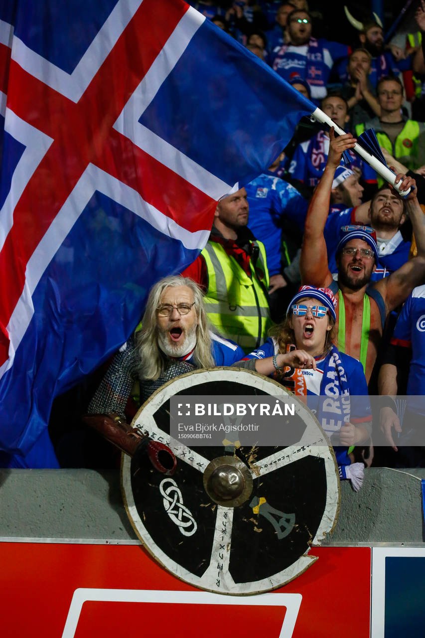 Islands supportrar firar