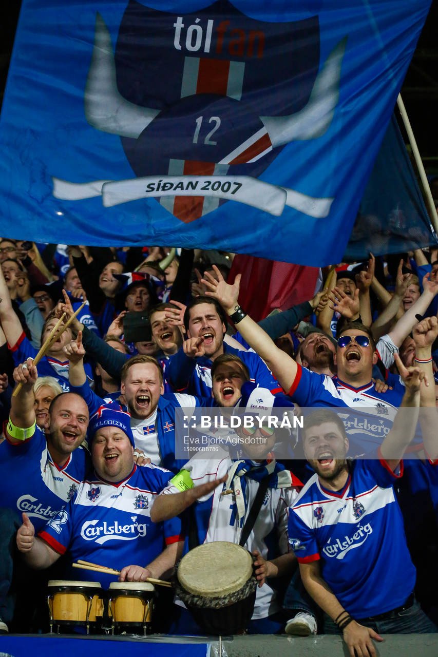 Islands supportrar firar