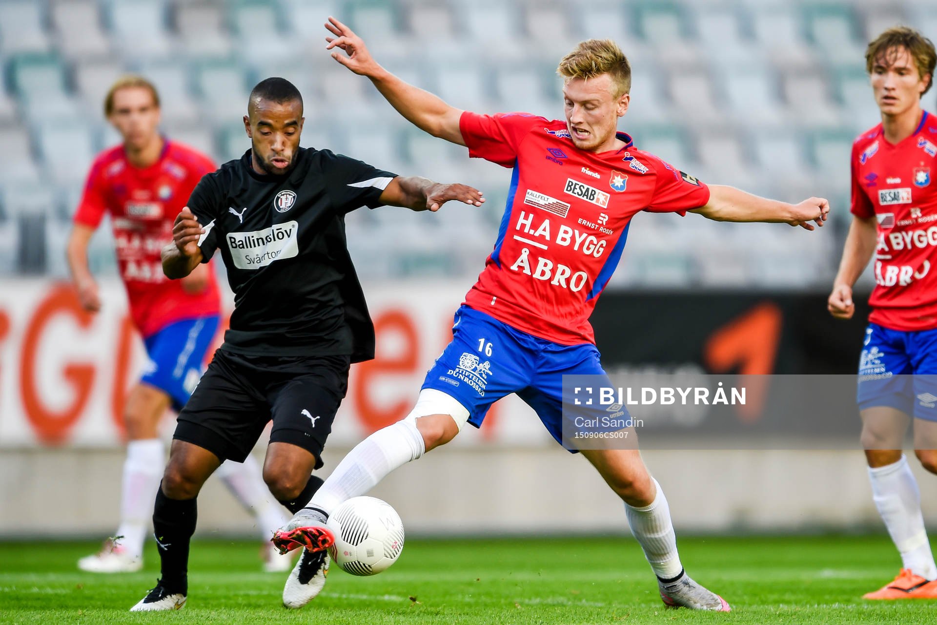 Höllvikens Kamal Barny och Örgrytes Sebastian Olsson