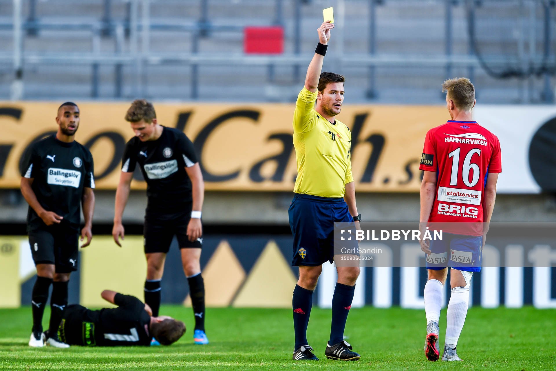 Örgrytes Sebastian Olsson tilldelas ett gult kort