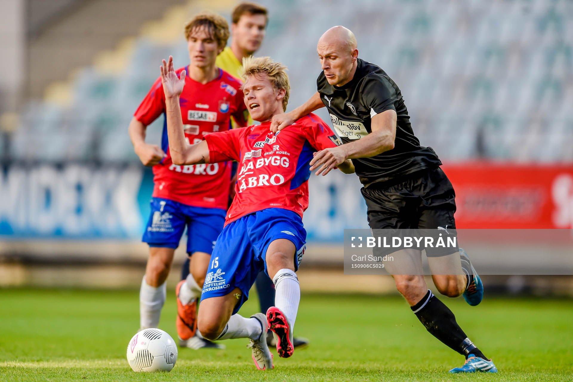 Örgrytes Joakim Olausson i en kamp mot Höllvikens Freddy