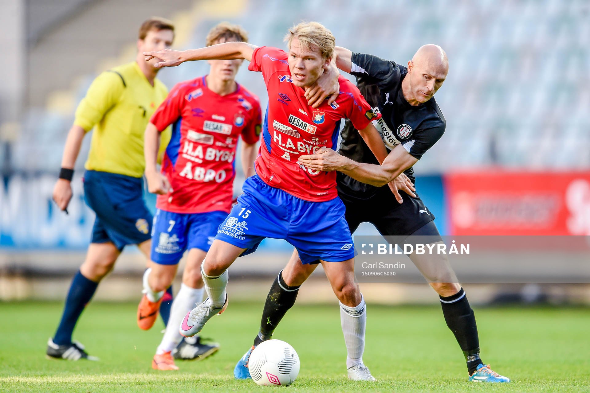 Örgrytes Joakim Olausson i en kamp mot Höllvikens Freddy