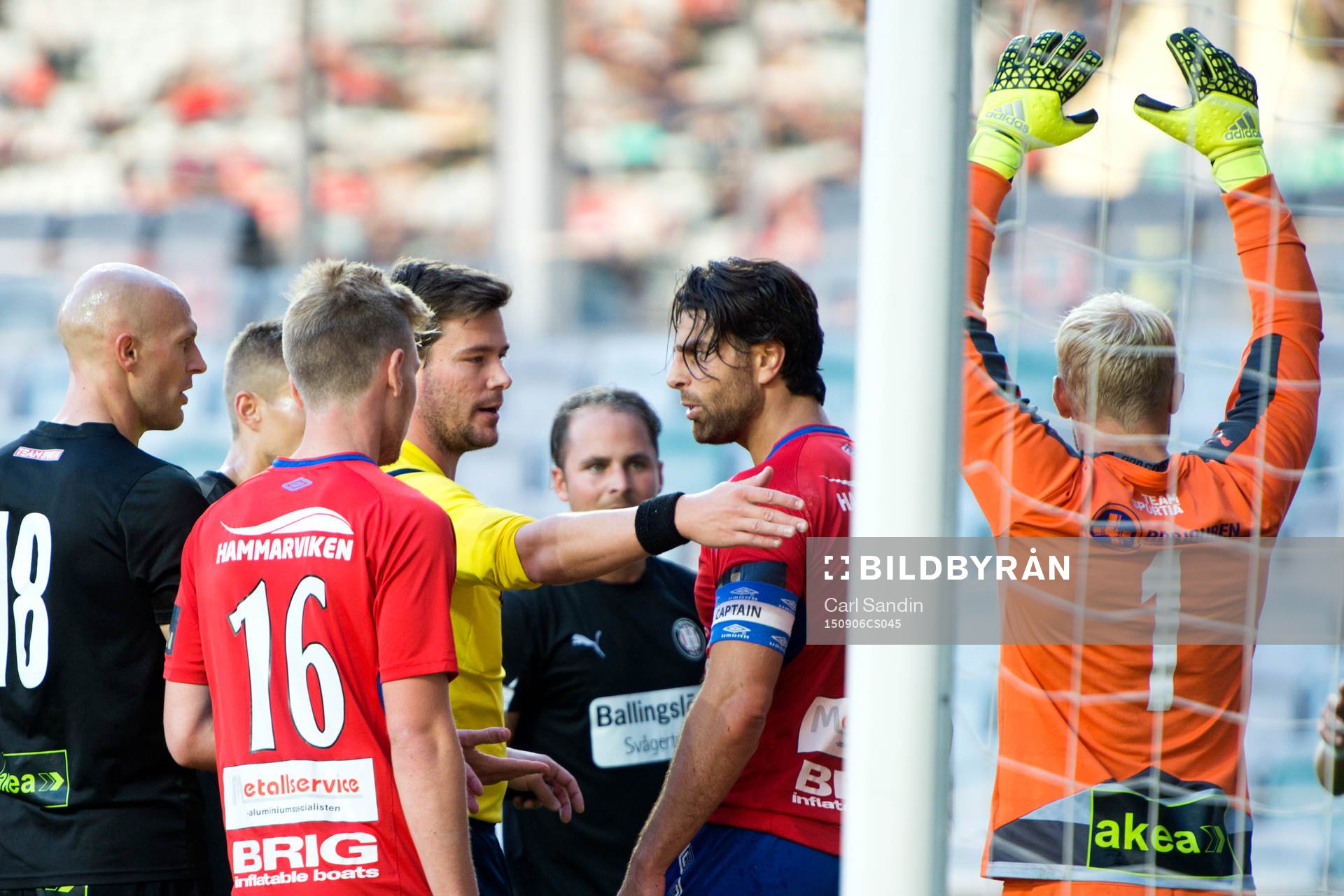 Domare Jesper Ekwall pratar med Örgrytes George Mourad under fotbollsmatchen i Division 1 Södra mellan Örgryte och Höllviken den 6 september 2015 i Göteborg.