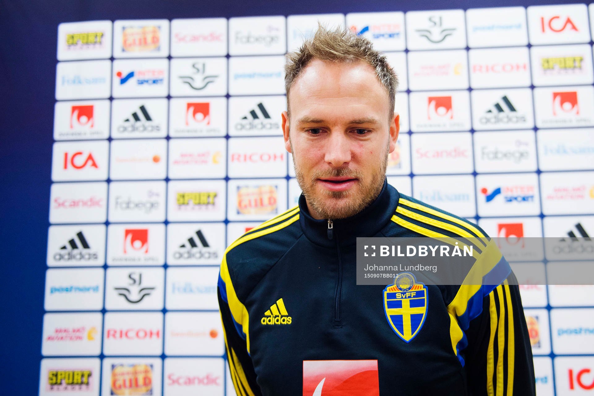 Andreas Granqvist pratar med media i mixed zone
