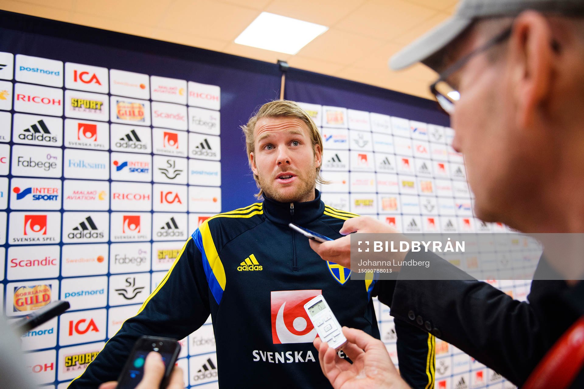 Ola Toivonen pratar med media i mixed zone