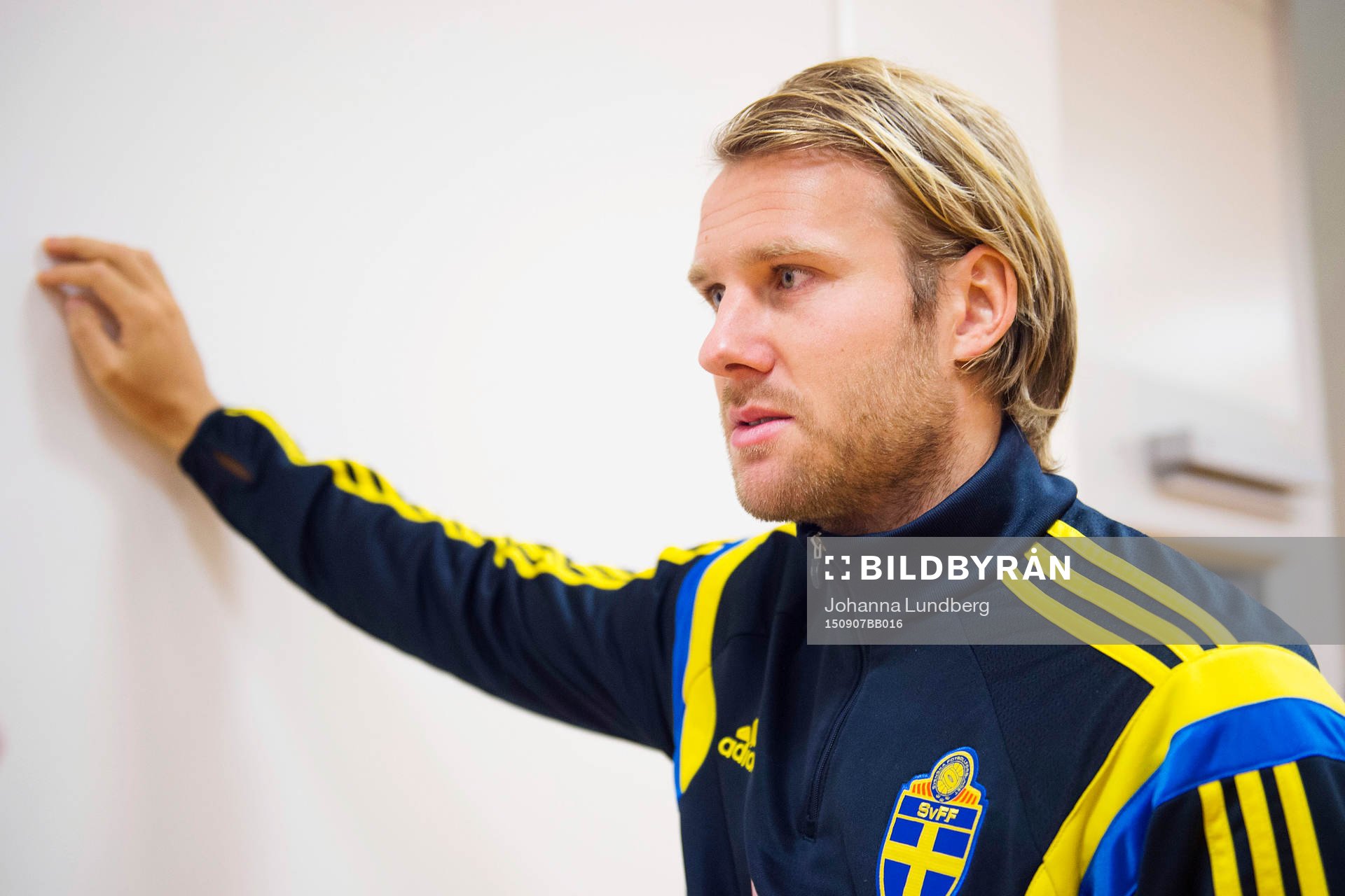 Ola Toivonen pratar med media i mixed zone