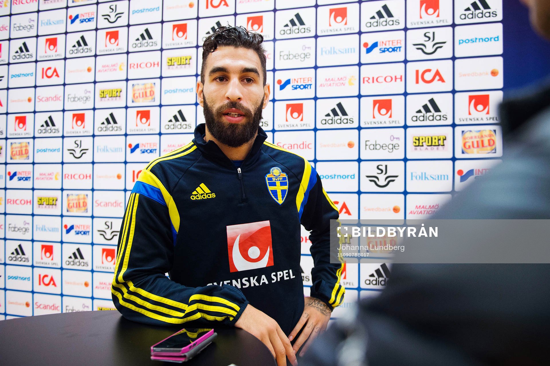 Jimmy Durmaz pratar med media i mixed zone