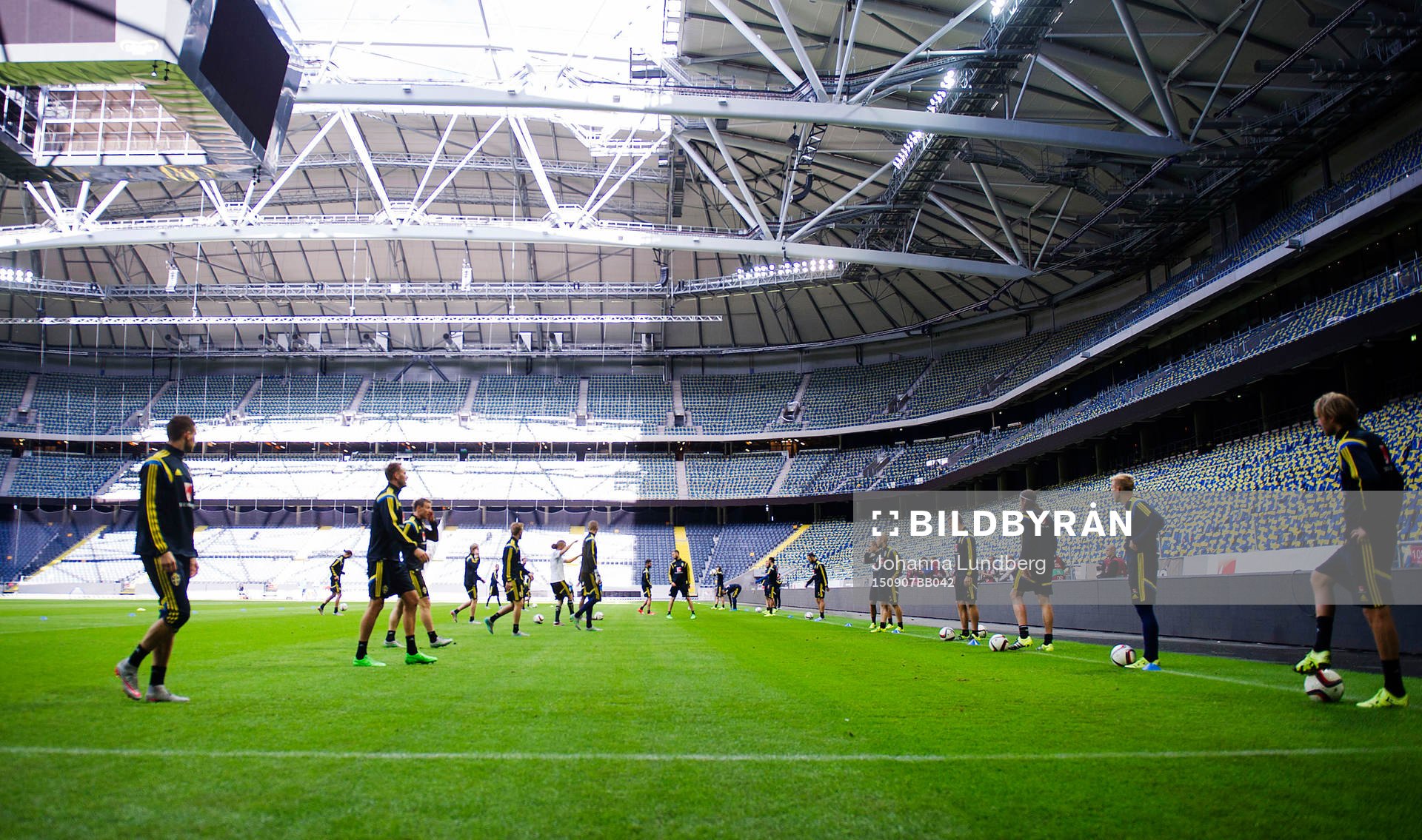 Spelare värmer upp på Friends arena