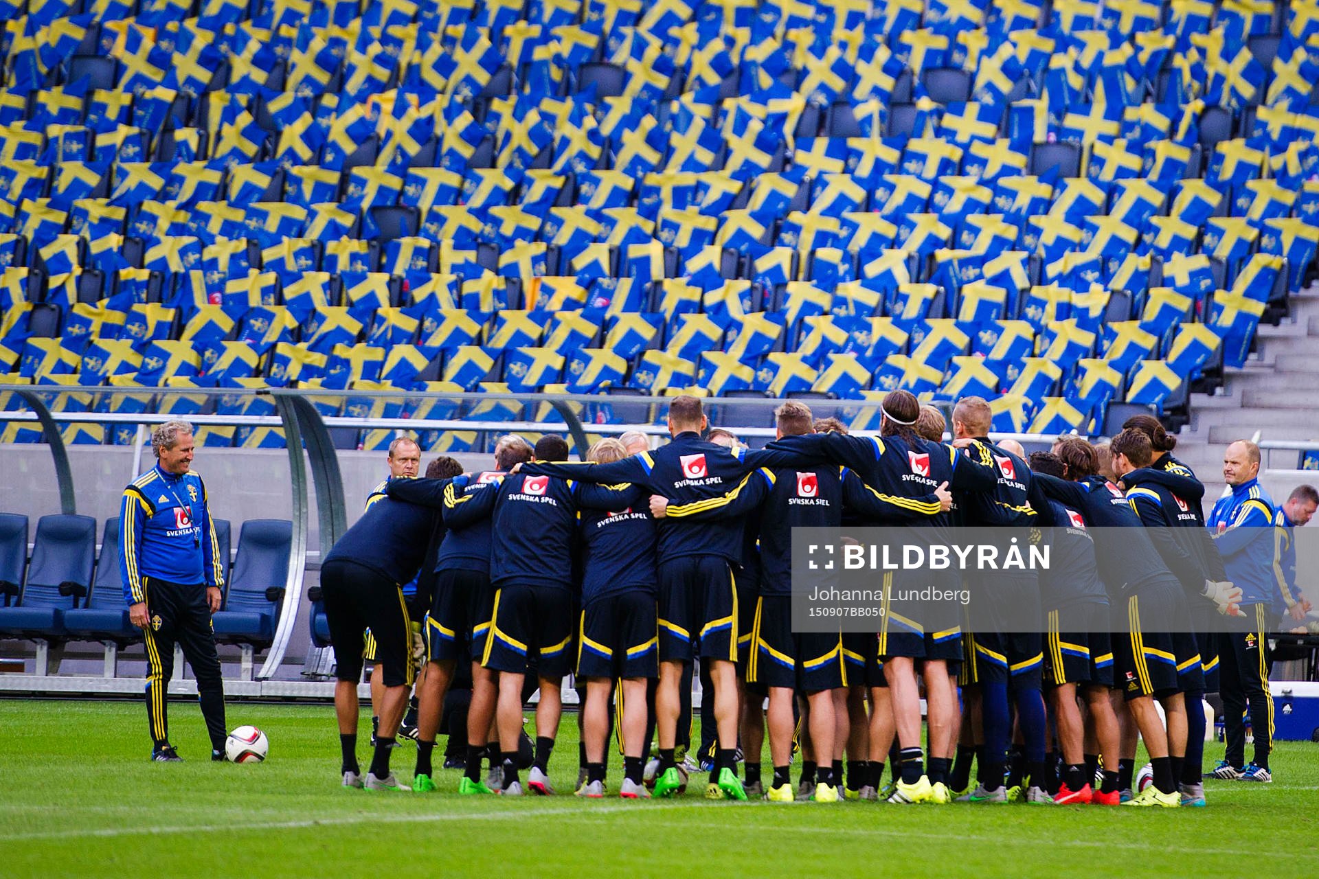 Förbundskapten Erik Hamrén samlar laget under Sveriges fotbollslandslags träning den 7 september 2015 i Stockholm.