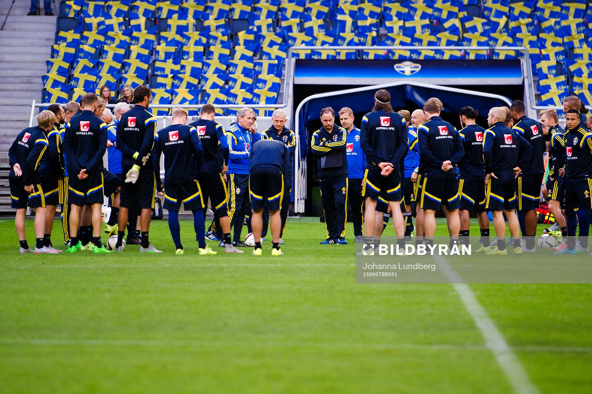 Förbundskapten Erik Hamrén samlar laget under Sveriges fotbollslandslags träning den 7 september 2015 i Stockholm.