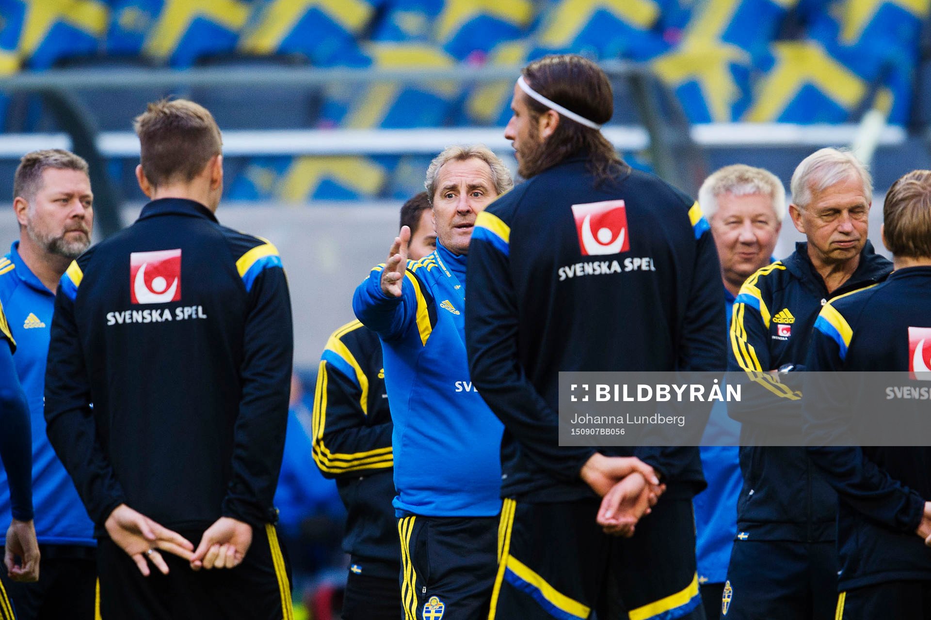 Förbundskapten Erik Hamrén samlar laget under Sveriges fotbollslandslags träning den 7 september 2015 i Stockholm.
