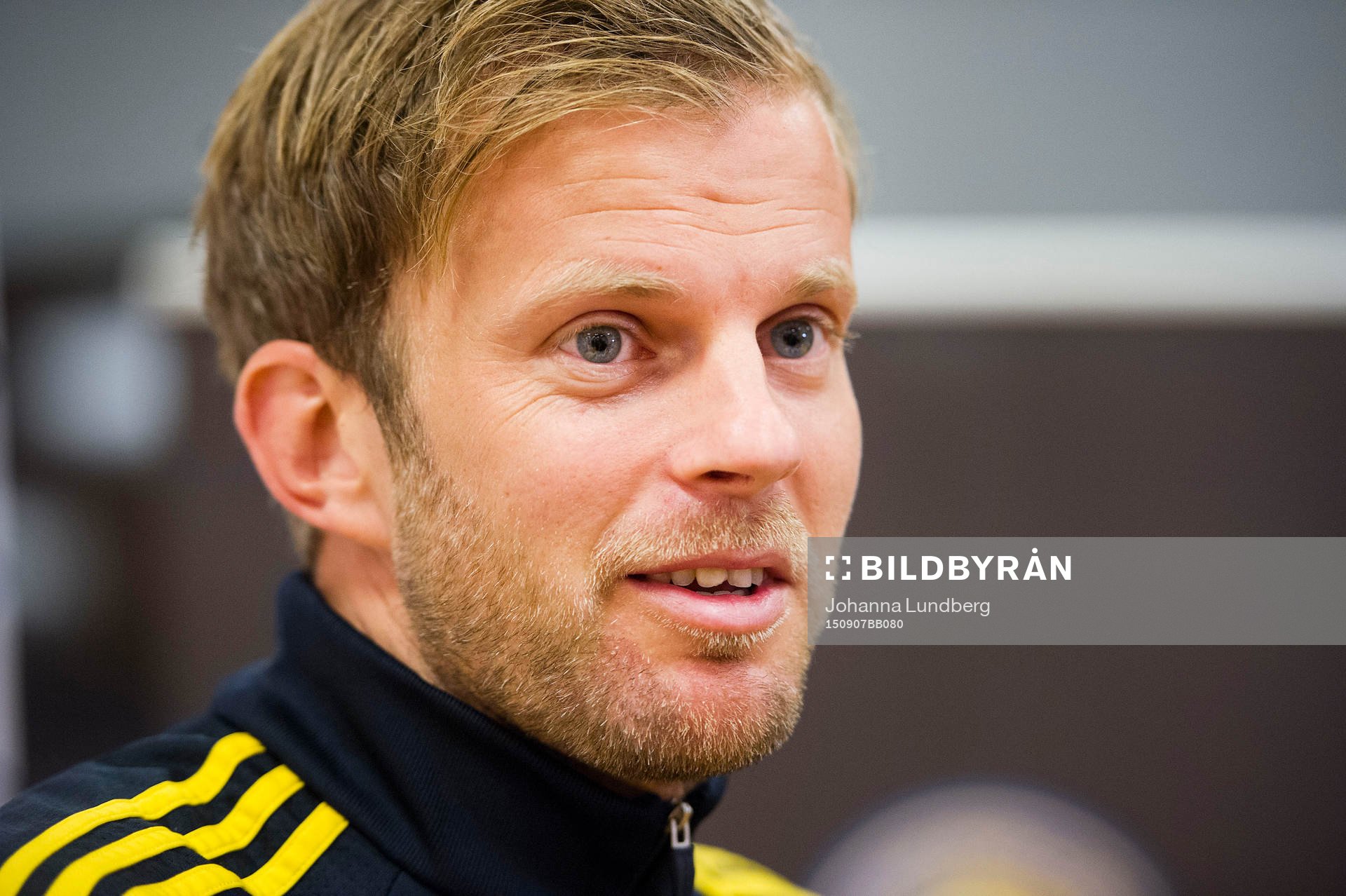 Mikael Antonsson pratar med media i mixed zone