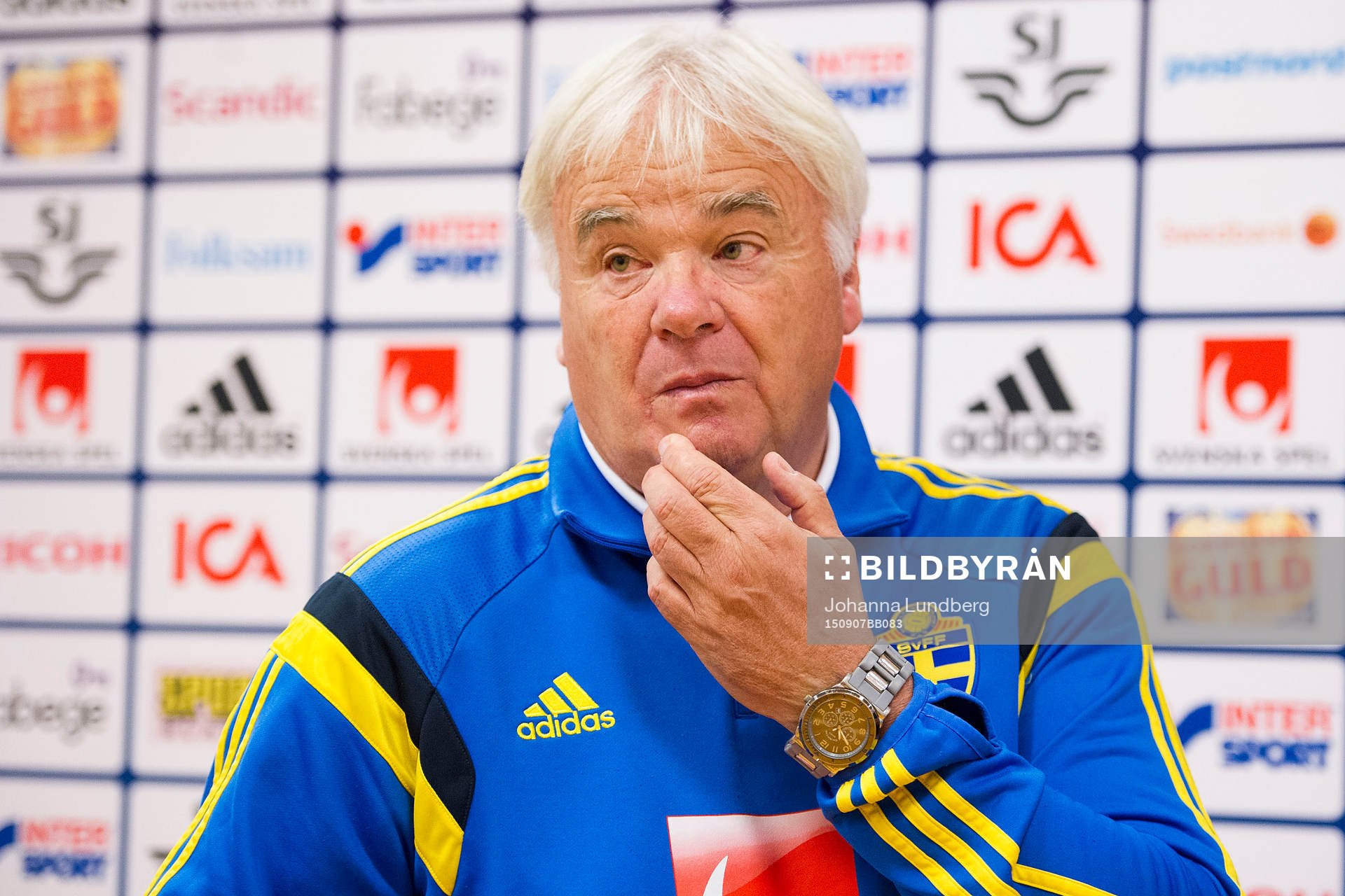 Reine Almqvist pratar med media i mixed zone