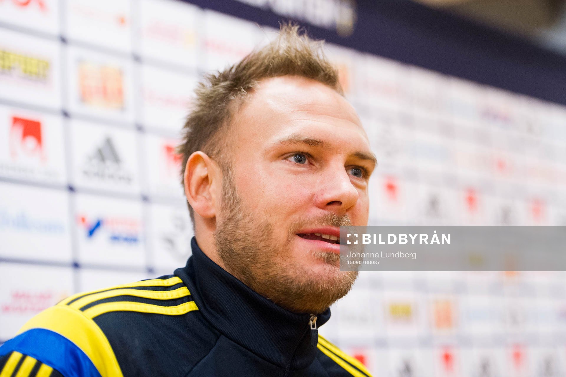 Andreas Granqvist  pratar med media i mixed zone