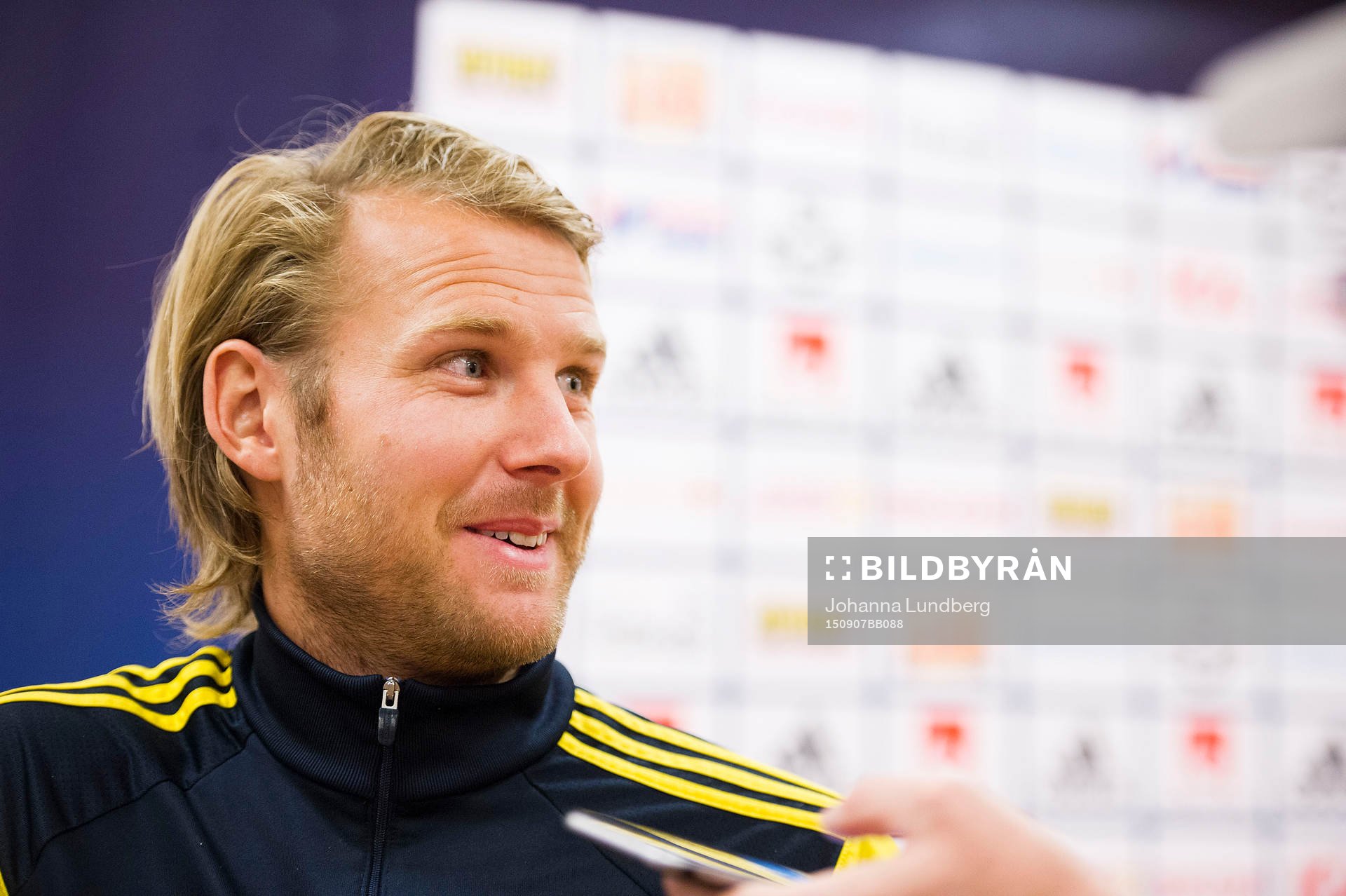 Ola Toivonen pratar med media i mixed zone