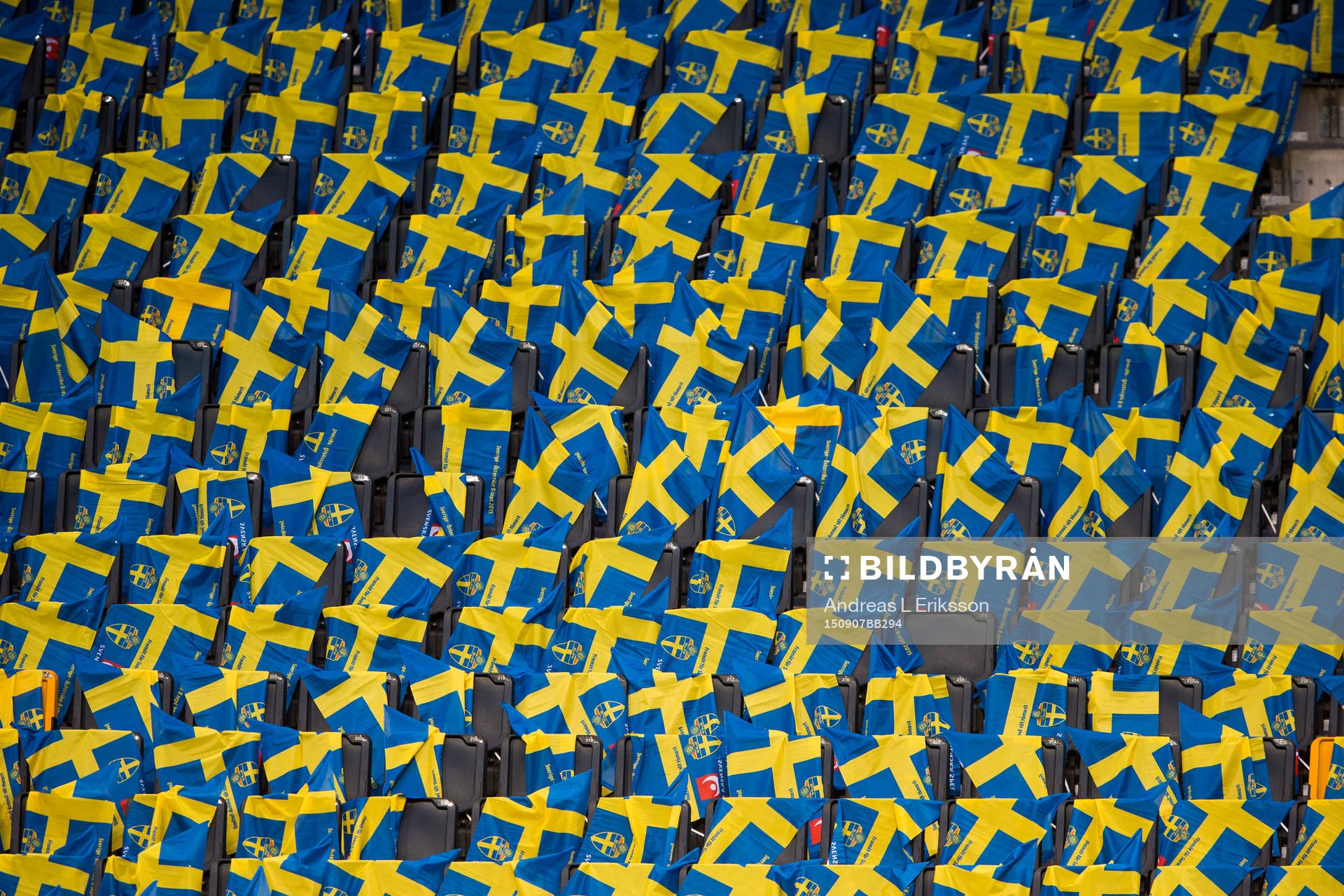 Svenska flaggor ligger utlagda på läktaren