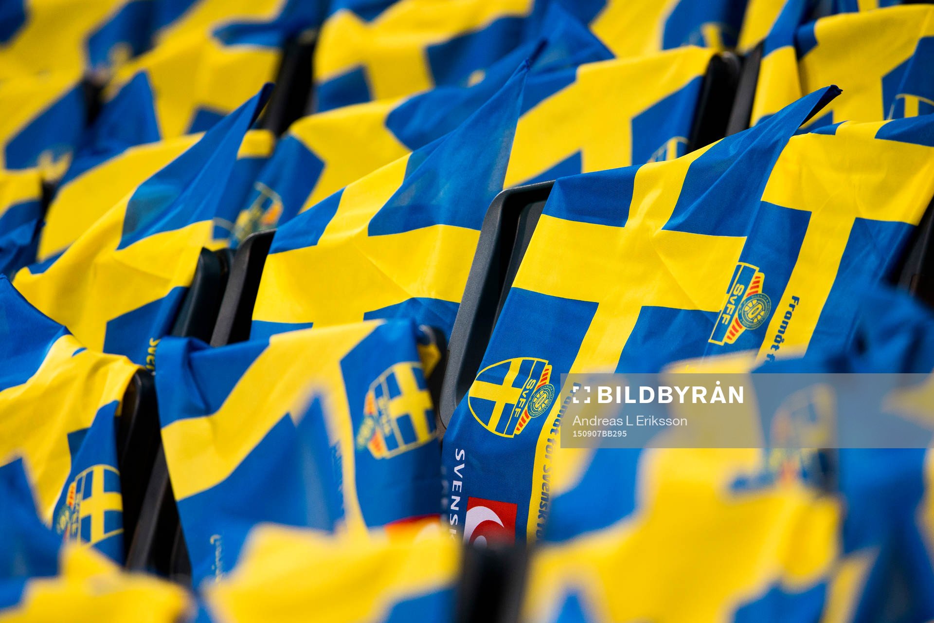 Svenska flaggor ligger utlagda på läktaren