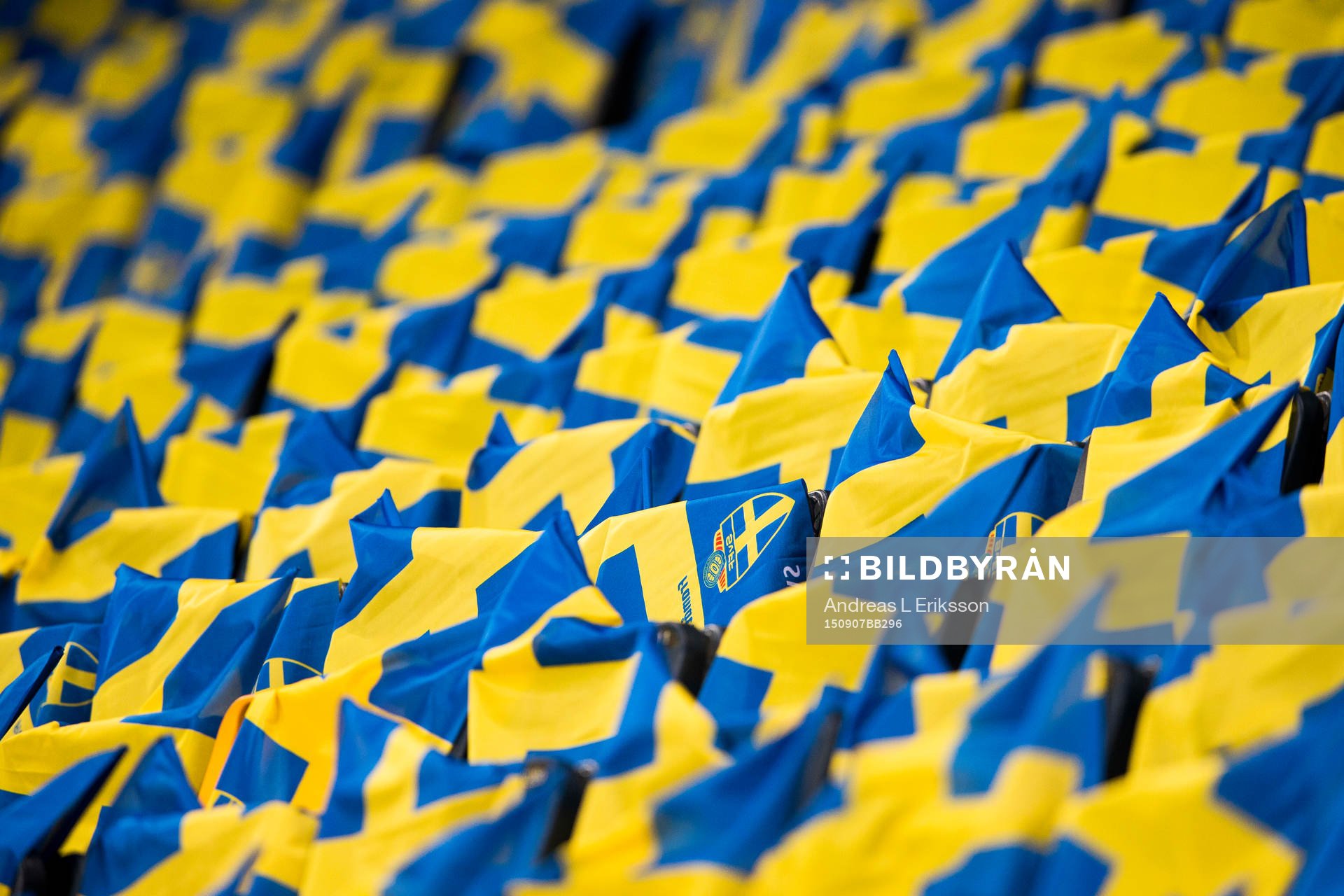 Svenska flaggor ligger utlagda på läktaren