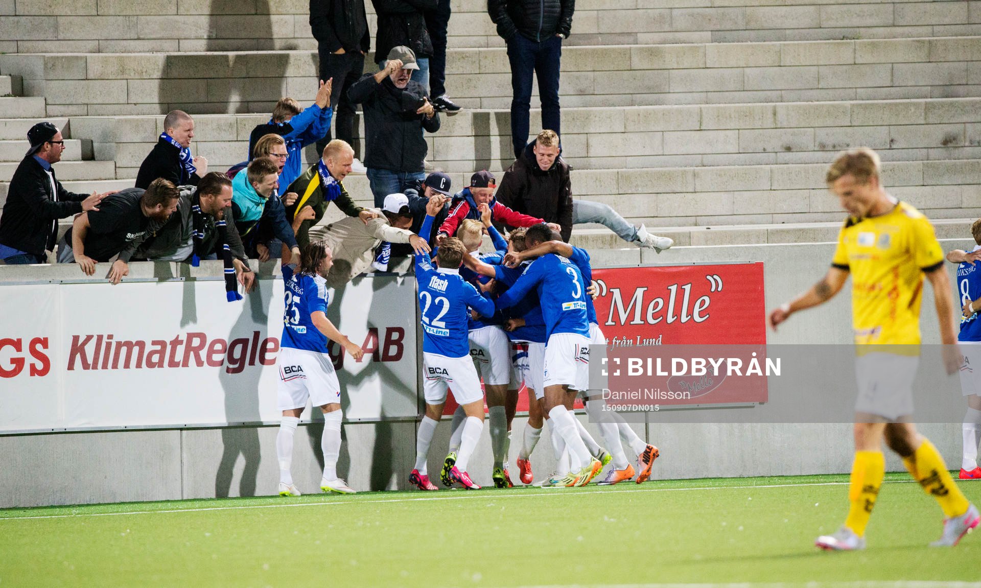 Trelleborg jublar med publiken efter att Kristian Haynes gjort 2-1 på straff i den 97:e minuten under fotbollsmatchen i division ett Södra mellan Lunds BK och Trelleborgs FF den 7 September 2015 i Lund.