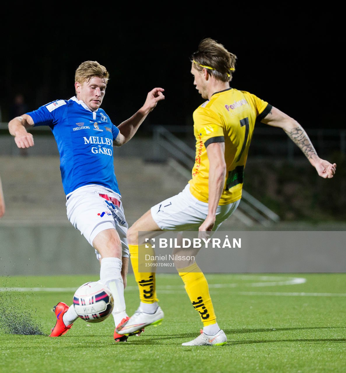 Lunds Tobias Lewicki och Trelleborgs Robin Andersson under fotbollsmatchen i division ett Södra mellan Lunds BK och Trelleborgs FF den 7 September 2015 i Lund.