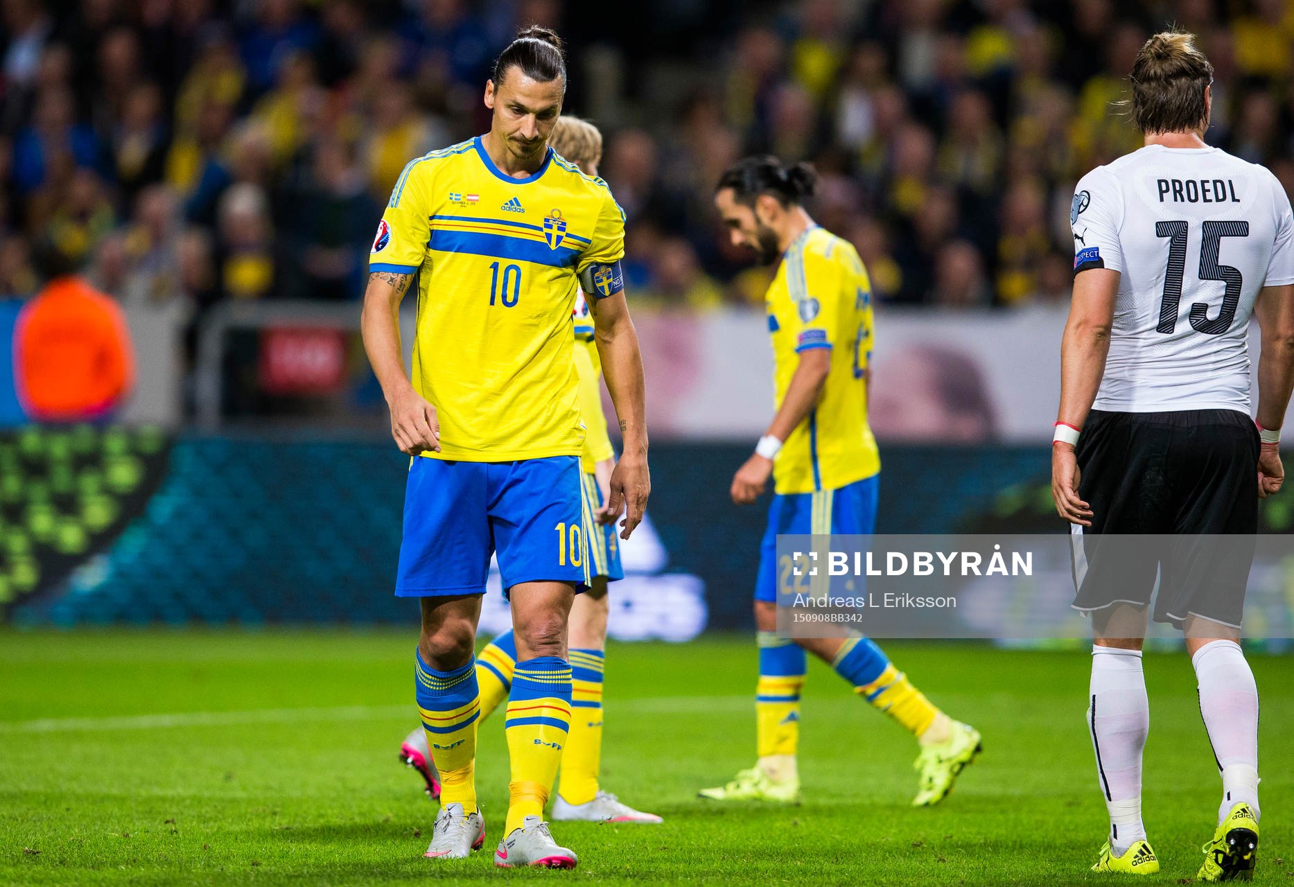 Sveriges Zlatan Ibrahimovic ser deppig ut