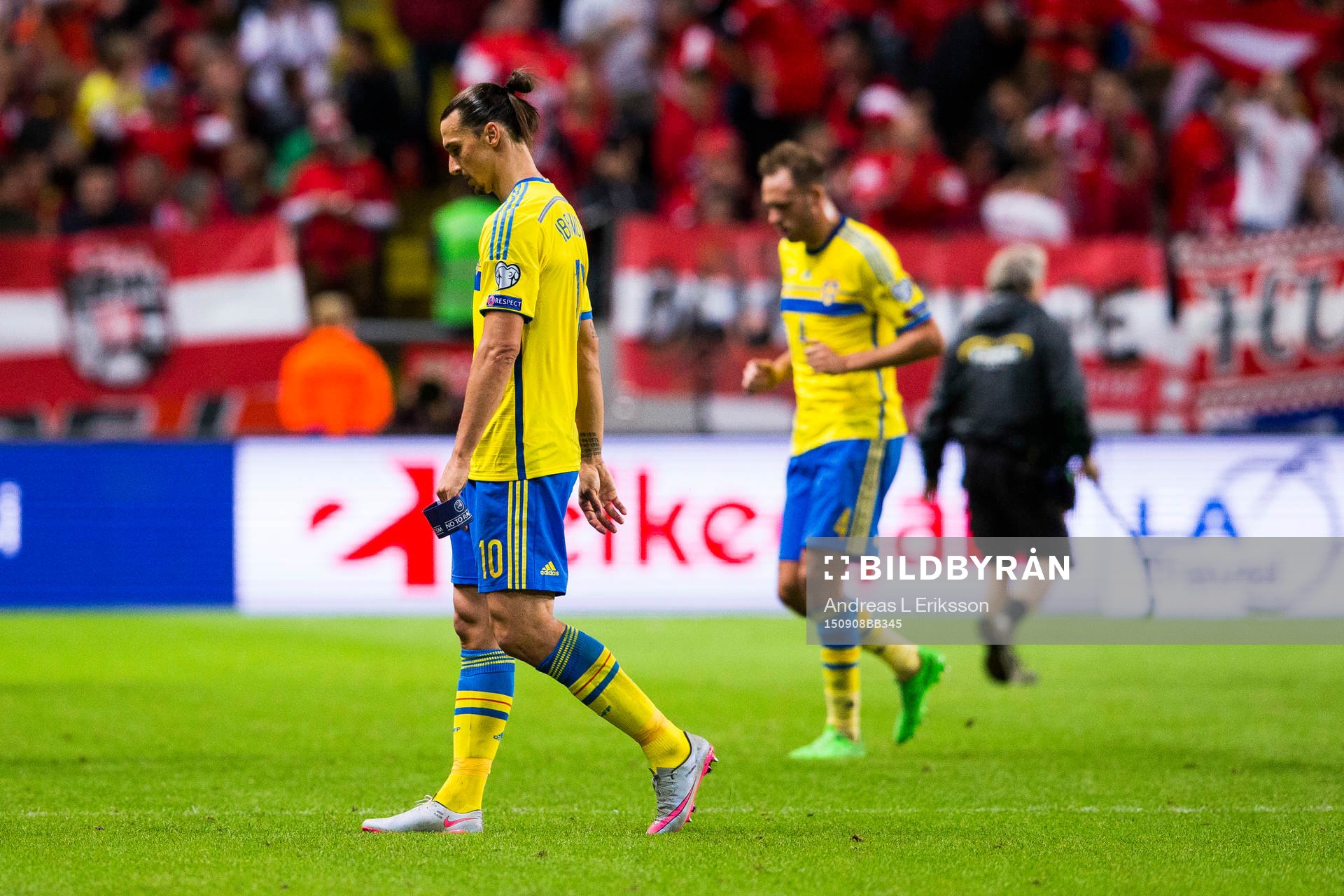 Sveriges Zlatan Ibrahimovic ser deppig ut när han lämnar