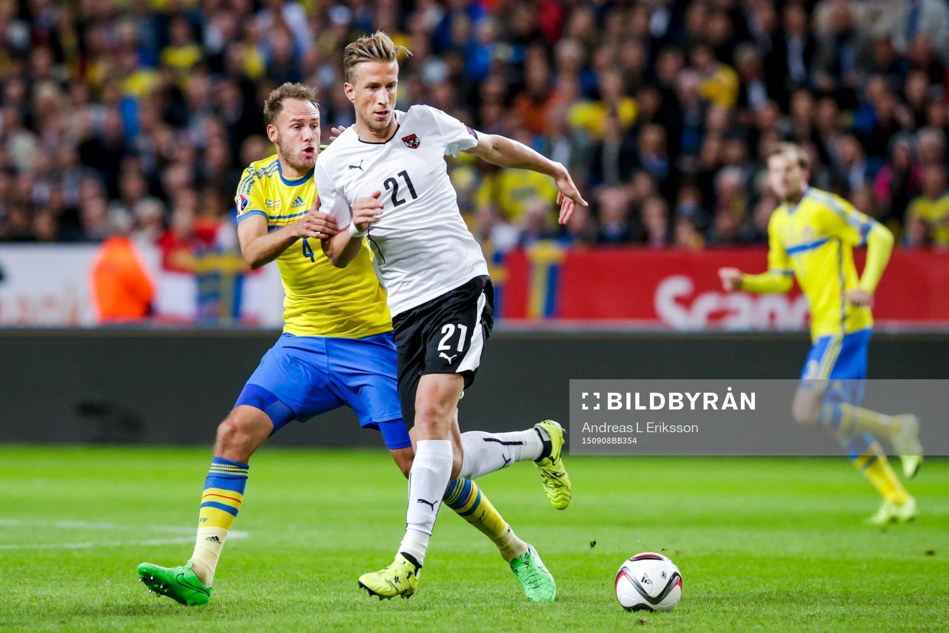 Sveriges Andreas Granqvist och Österrikes Marc Janko