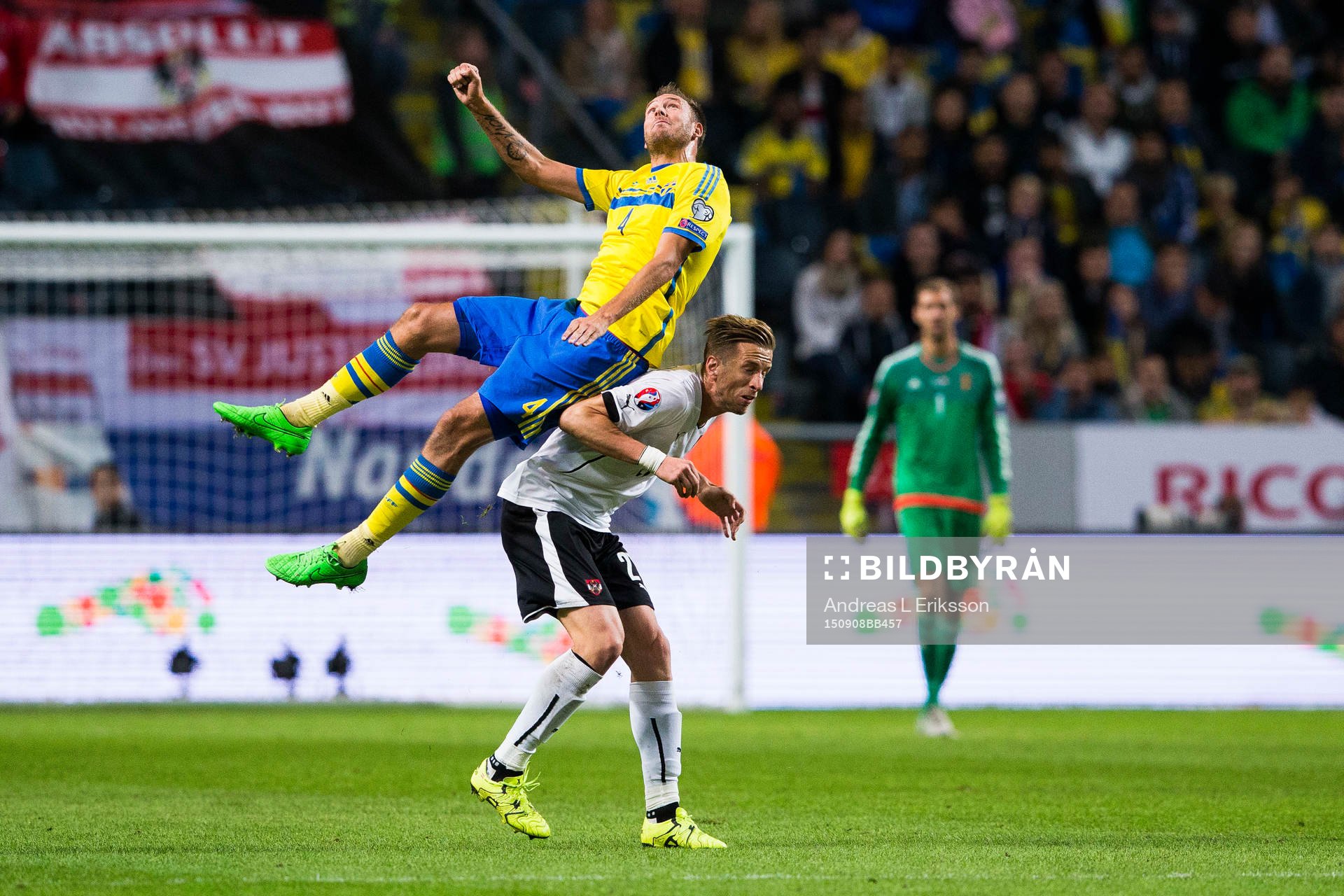 Sveriges Andreas Granqvist i en nickduell med Österrikes Marc Janko under fotbollsmatchen i EM-kvalet mellan Sverige och Österrike den 8 september 2015 i Stockholm.