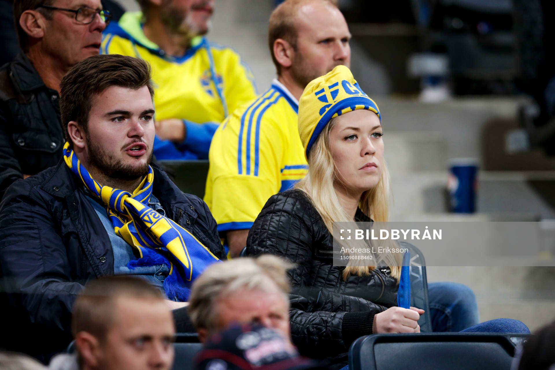Svenska supportrar deppar på läktaren