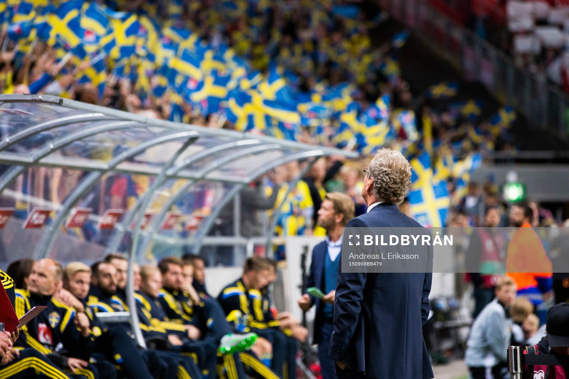 Sveriges förbundskapten Erik Hamrén tittar upp på