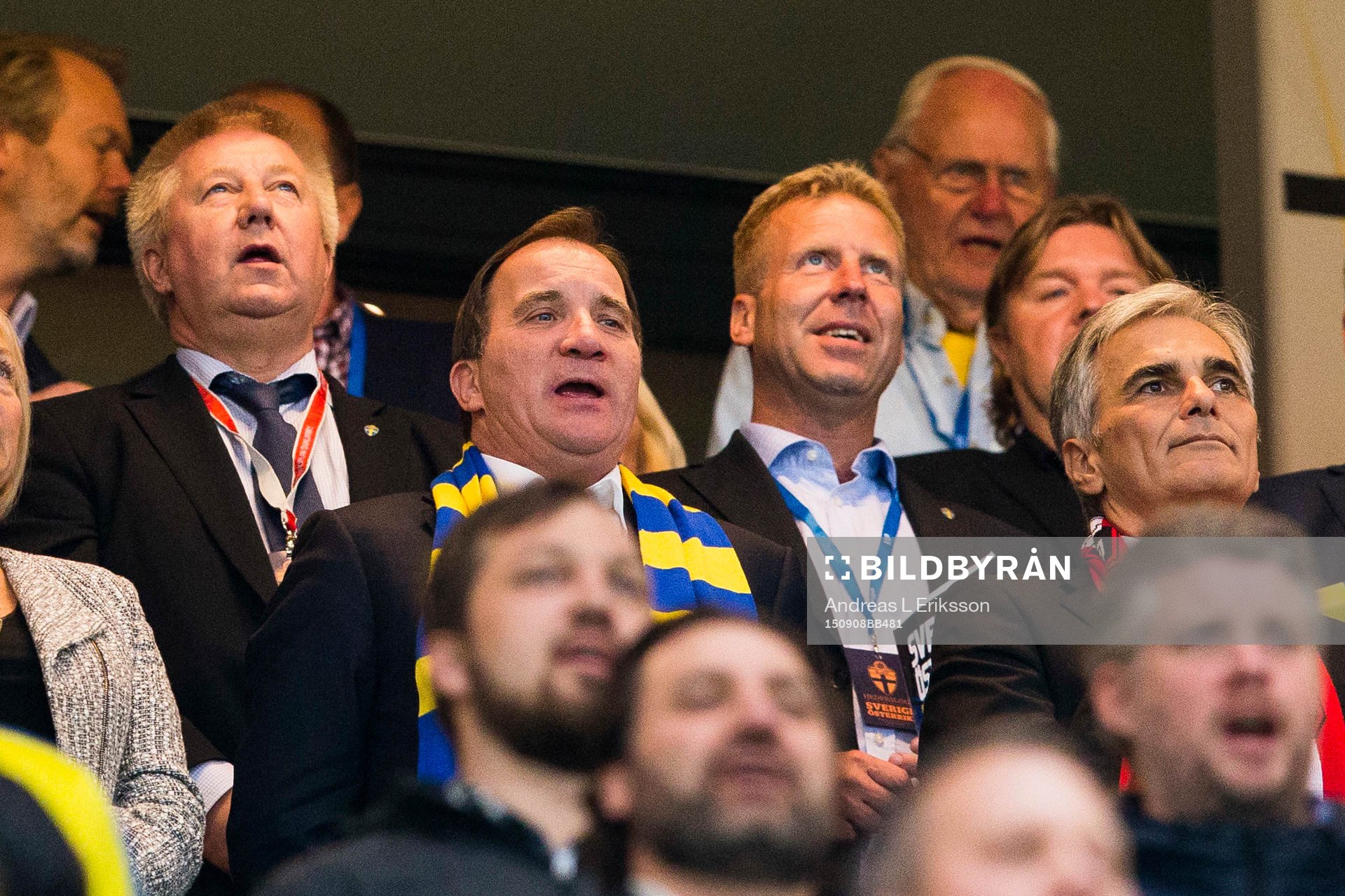 Sveriges Statsminister Stefan Löfven sjunger med i