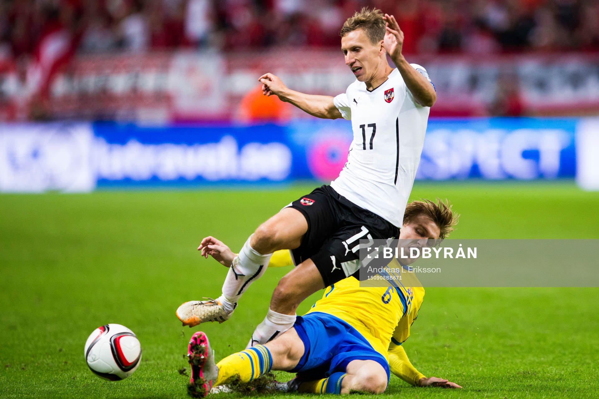 Sveriges Emil Forsberg glidtacklar Österrikes Florian Klein