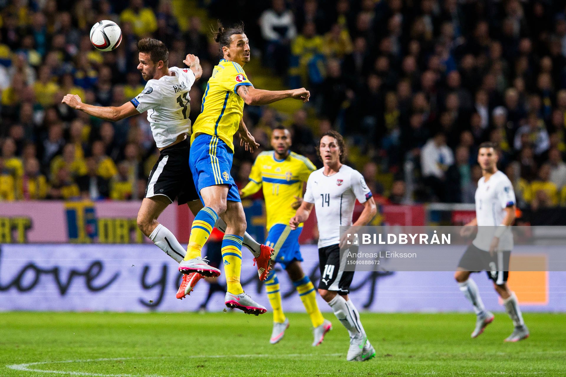 Österrikes Marek Harnik i en nickduell med Sveriges Zlatan