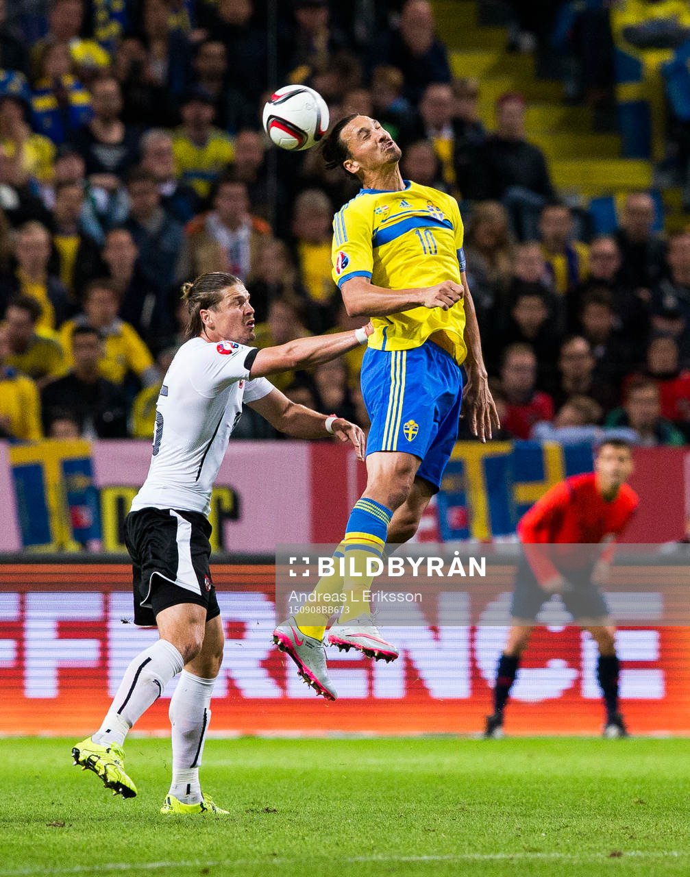 Österrikes Sebastian Prödl och Sveriges Zlatan Ibrahimovic