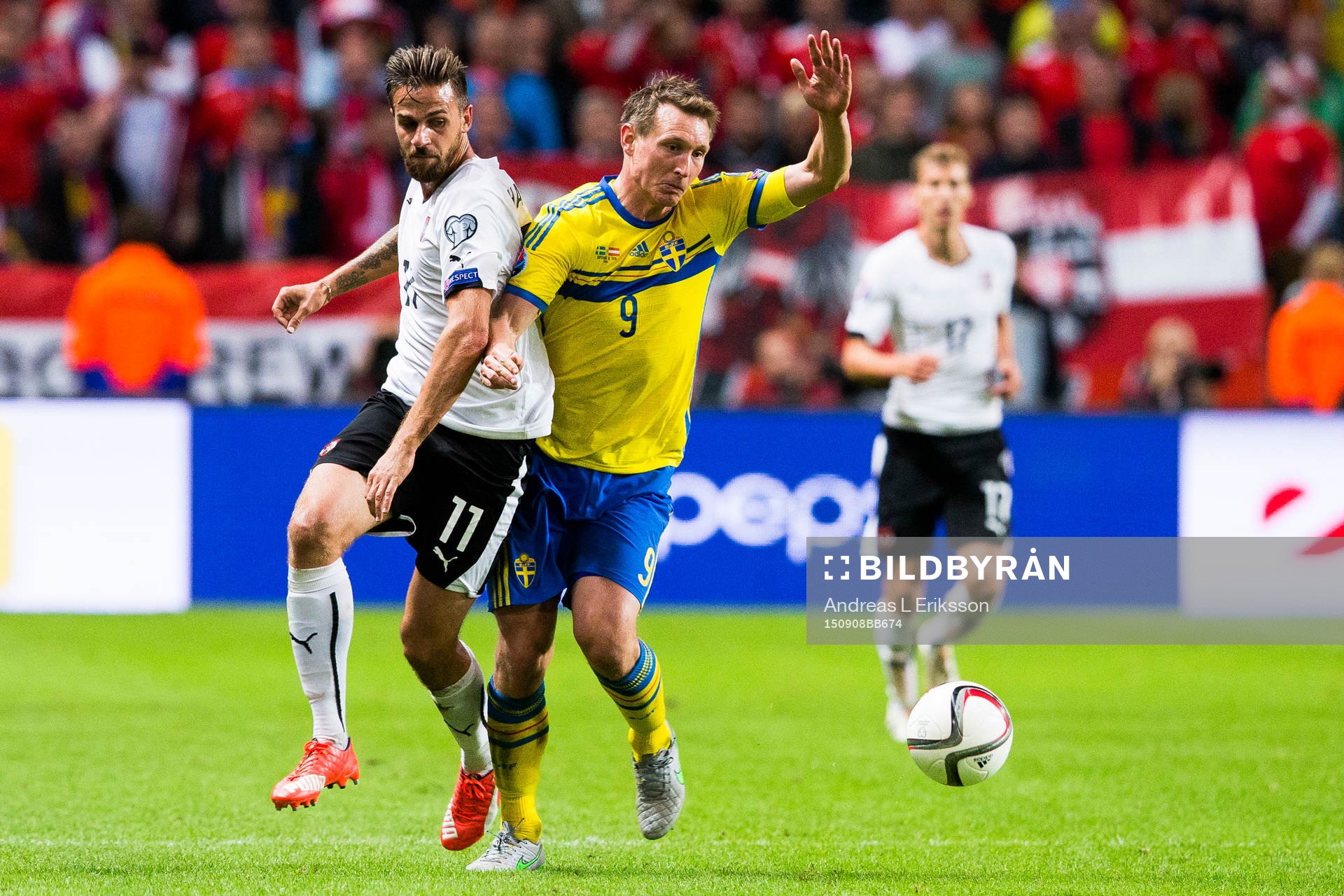Österrikes Marek Harnik i kamp om bollen med Sveriges Kim