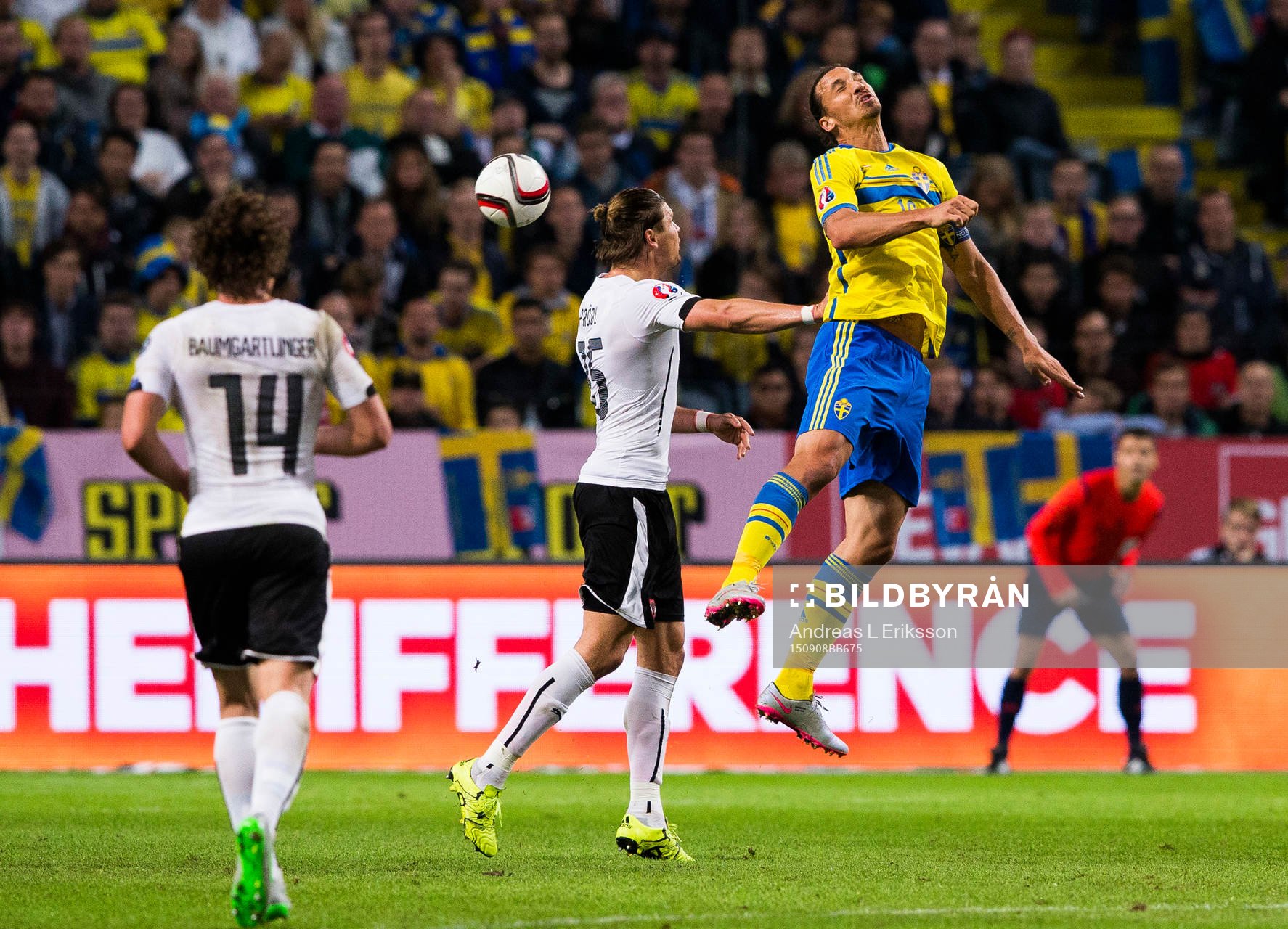 Österrikes Sebastian Prödl och Sveriges Zlatan Ibrahimovic