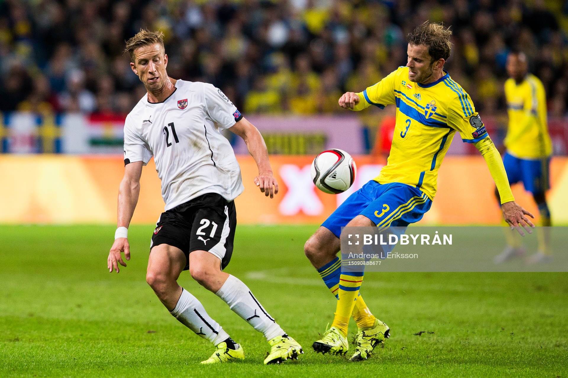 Österrikes Marc Janko och Sveriges Mikael Antonsson