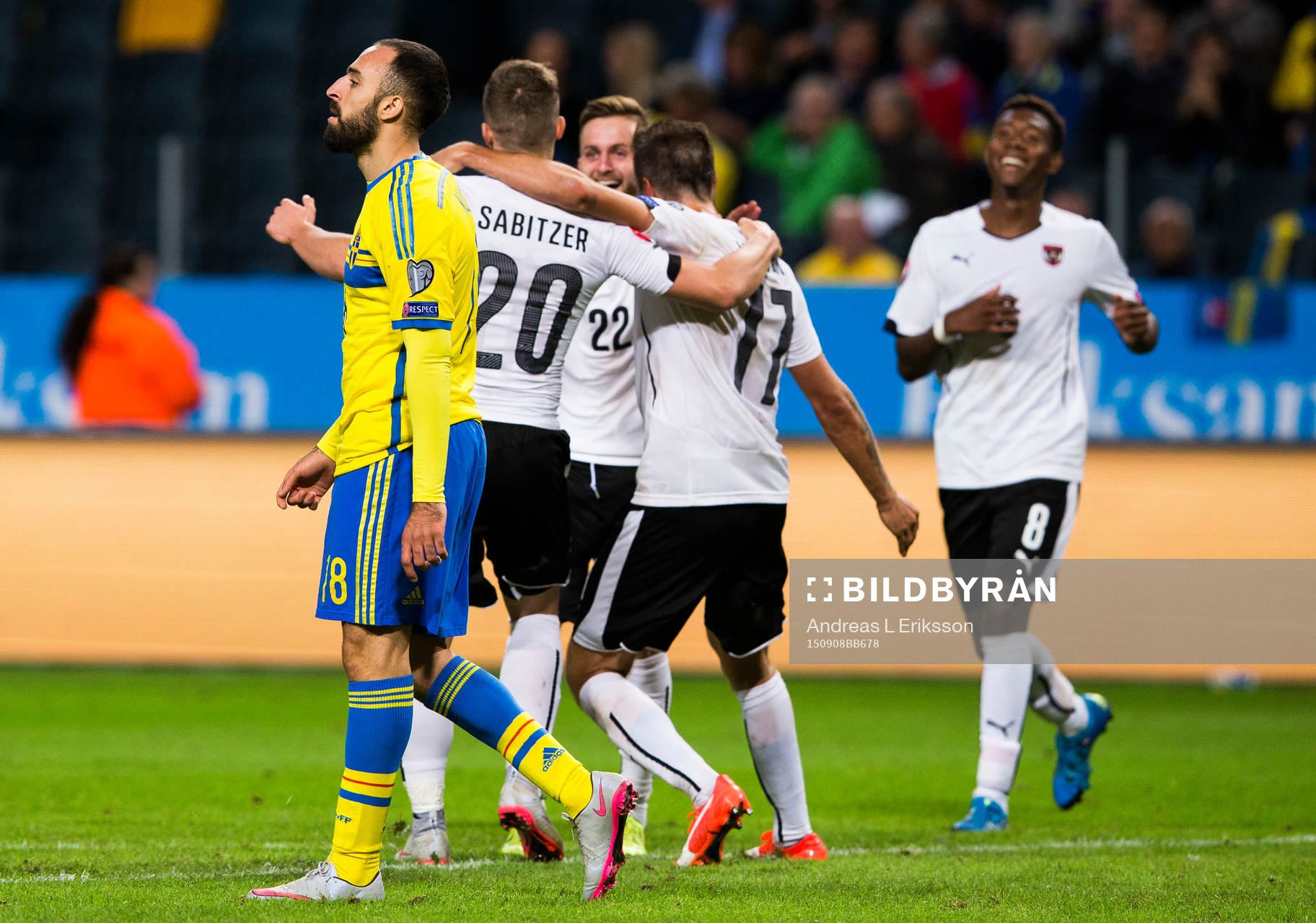 Sveriges Abdul Khalili deppar medan Österrikes spelare