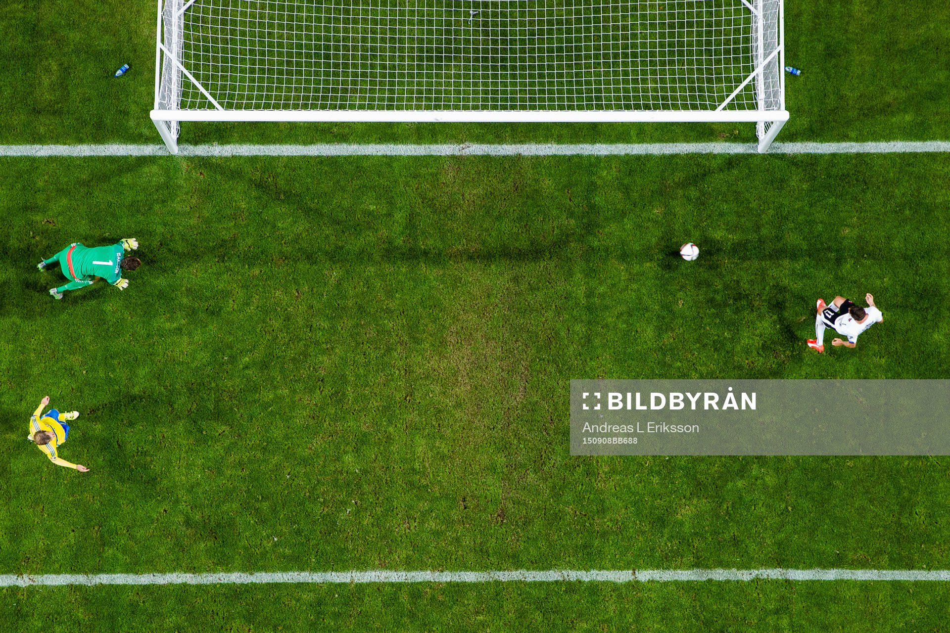 Sveriges målvakt Andreas Isaksson ser på när Österrikes Marek Harnik gör 4-0 under fotbollsmatchen i EM-kvalet mellan Sverige och Österrike den 8 september 2015 i Stockholm.