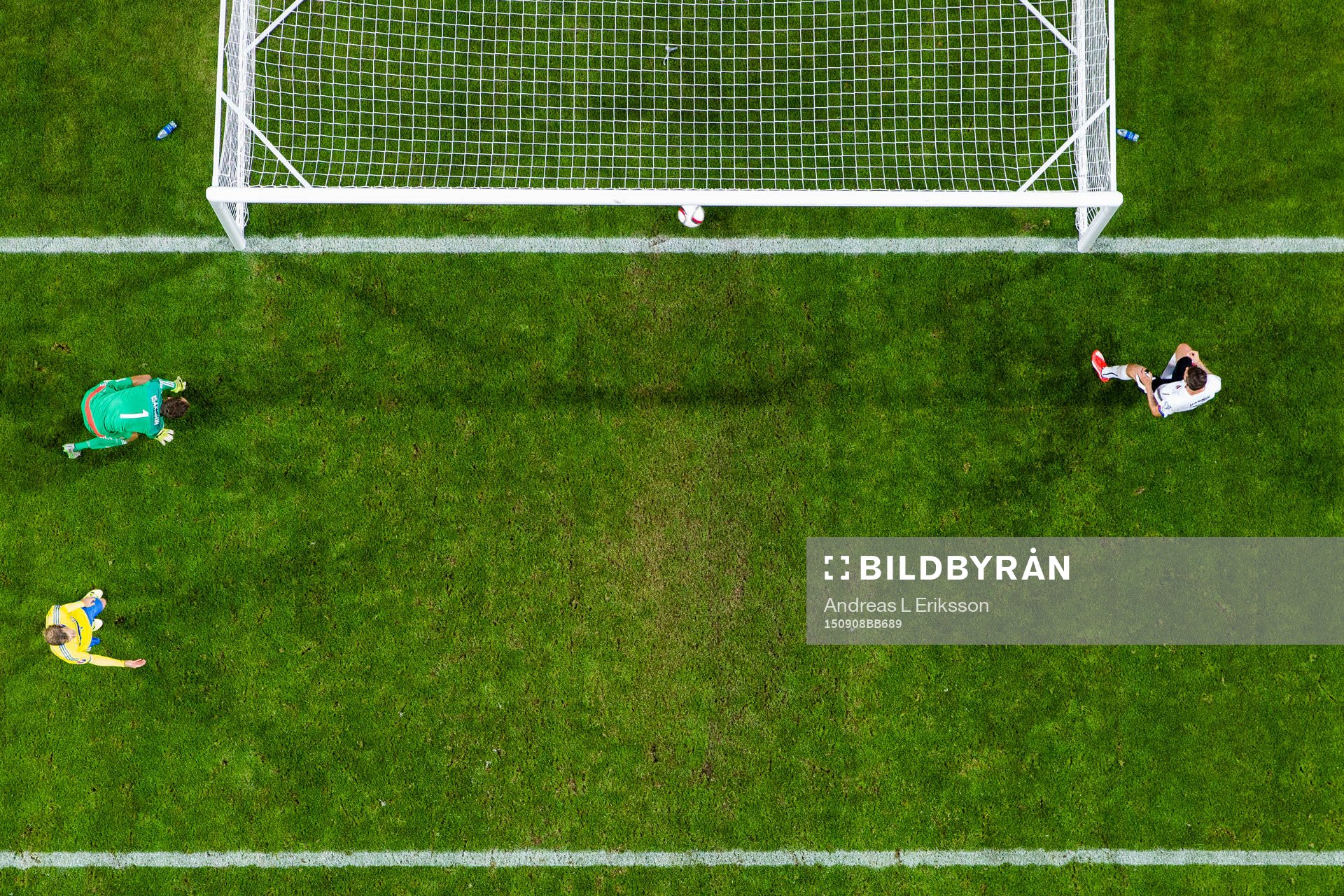 Sveriges målvakt Andreas Isaksson ser på när Österrikes