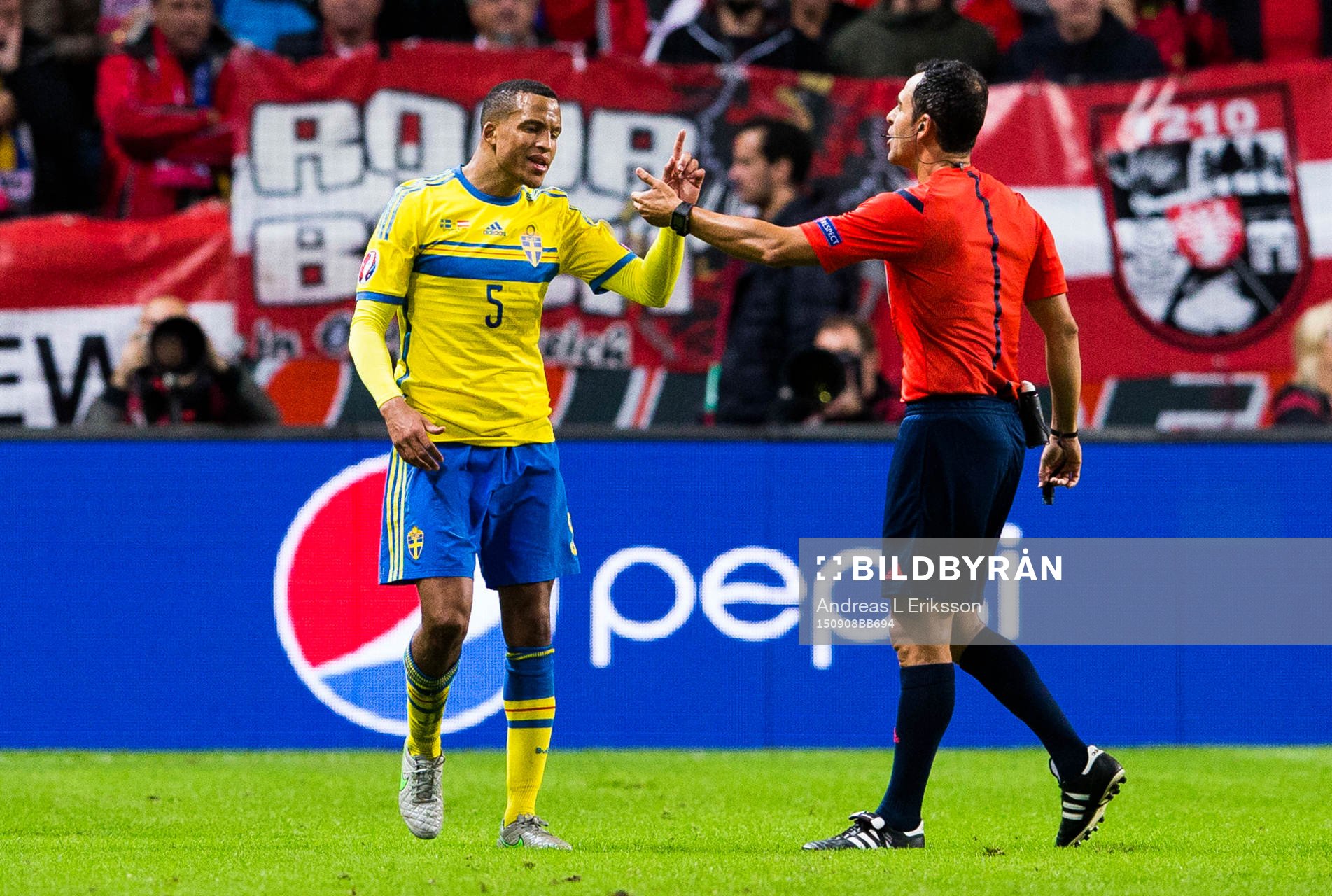 Sveriges Martin Olsson reagerar på domare Miroslav Tulinger