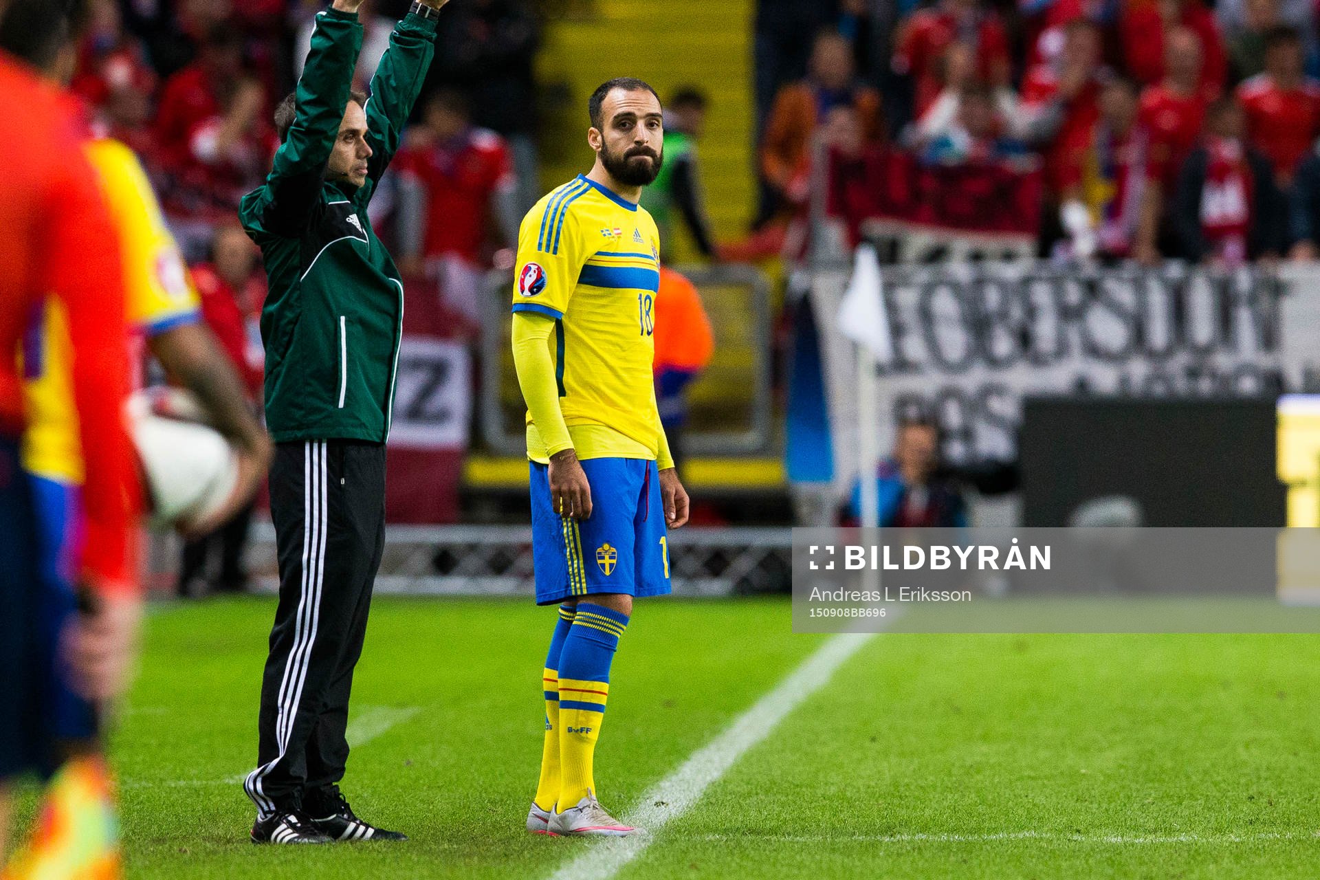 Sveriges Abdul Khalili väntar på att bli inbytt